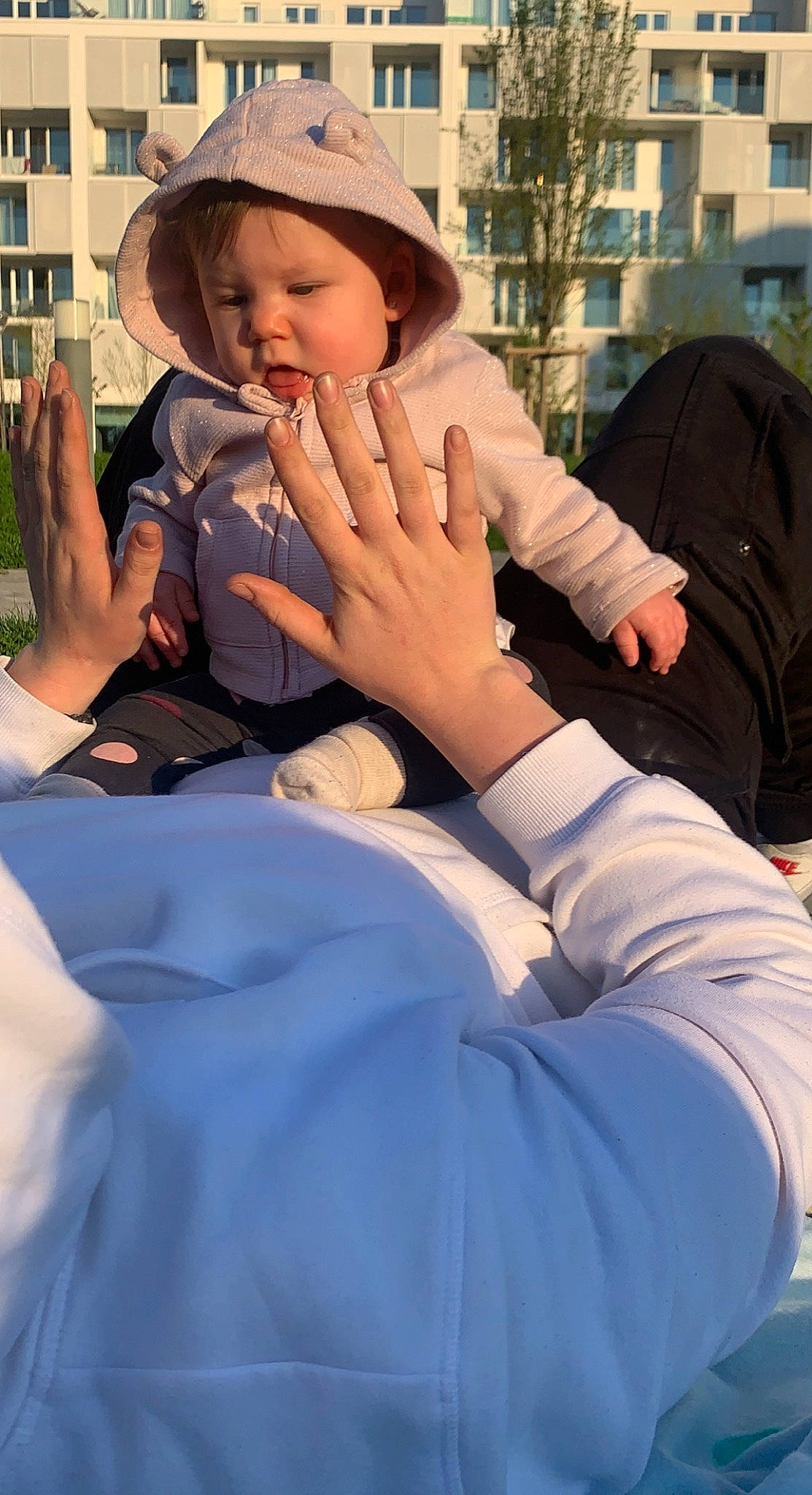 Ilyana a rejoint le concours — aidez-le/la à gagner de superbes lots ! arm, cool, face, finger, fun, gesture, grass, happy, hat, leisure, lip, outerwear, person, plant, recreation, shoulder, sitting, street_fashion, sun_hat, toddler