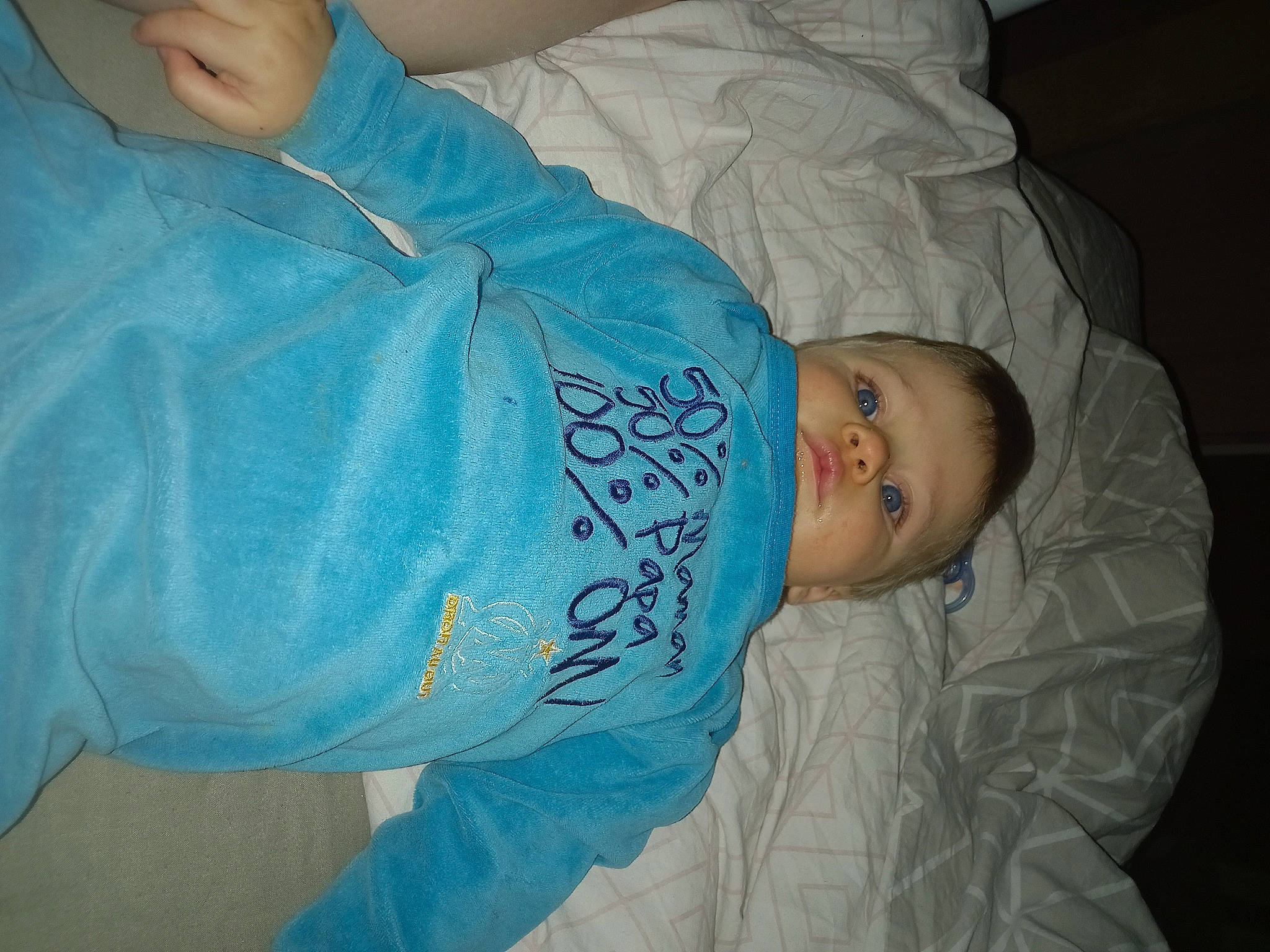 Néo participe au concours pour gagner de l'argent avec cette photo : baby, baby_toddler_clothing, cheek, child, comfort, cool, elbow, electric_blue, eyebrow, mouth, nap, person, room, sleep, sleeve, t_shirt, textile, toddler