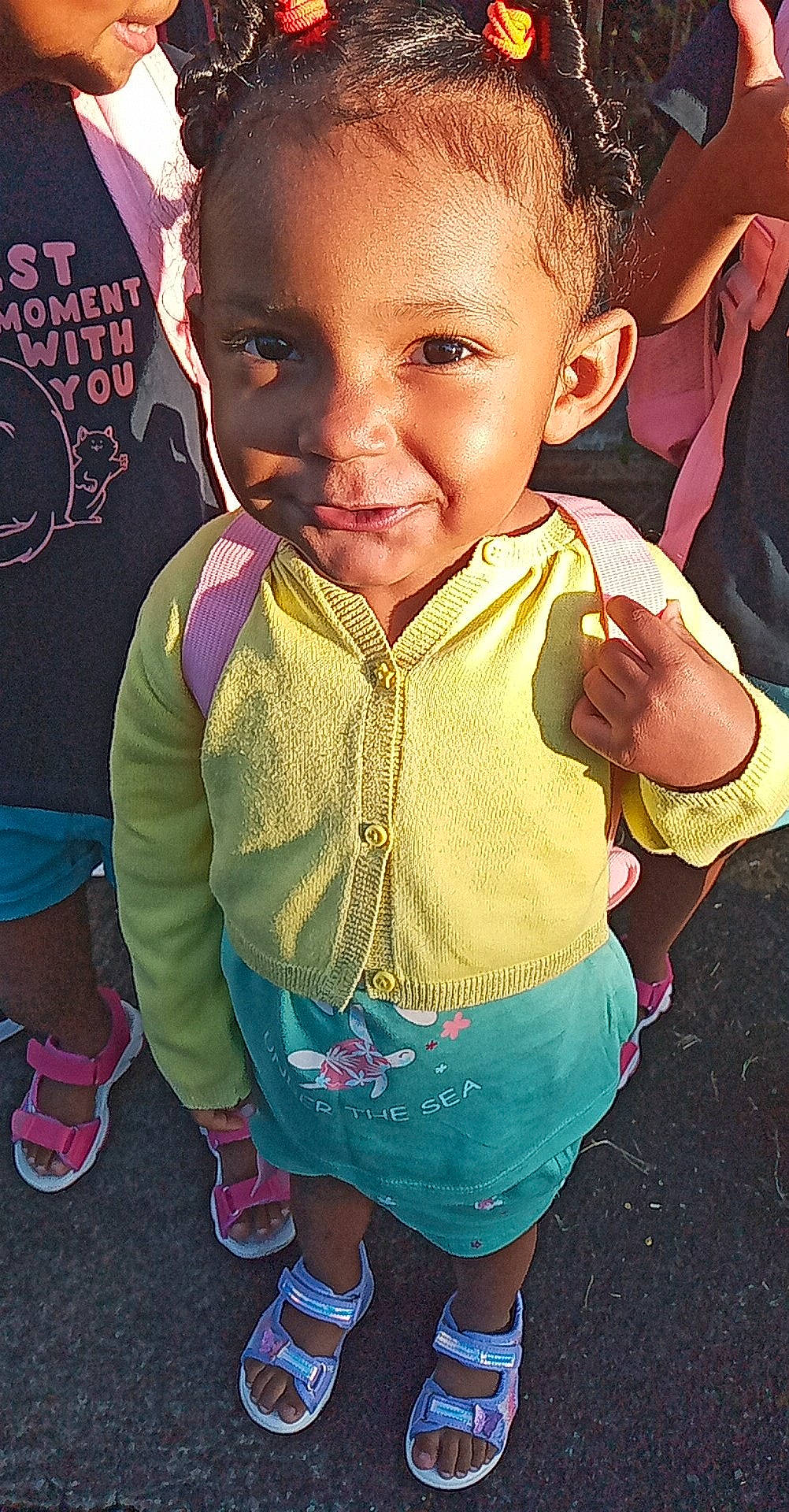 Hélèna a rejoint le concours — aidez-le/la à gagner de superbes lots ! arm, baby_toddler_clothing, cheek, cool, facial_expression, finger, gesture, hairstyle, happy, head, human_body, iris, lip, neck, nose, person, pink, skin, sleeve, smile