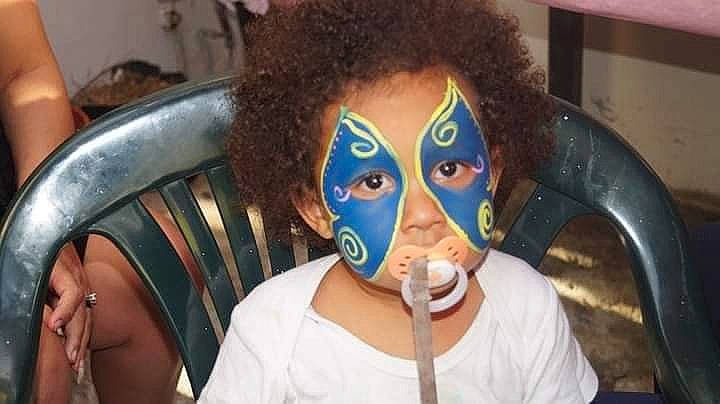 Natacha a rejoint le concours — aidez-le/la à gagner de superbes lots ! audio_equipment, chair, child, cool, costume, entertainment, event, eye, eyebrow, eyelash, eyewear, fun, fur, headgear, hearing, mask, masque, mouth, person, public_event