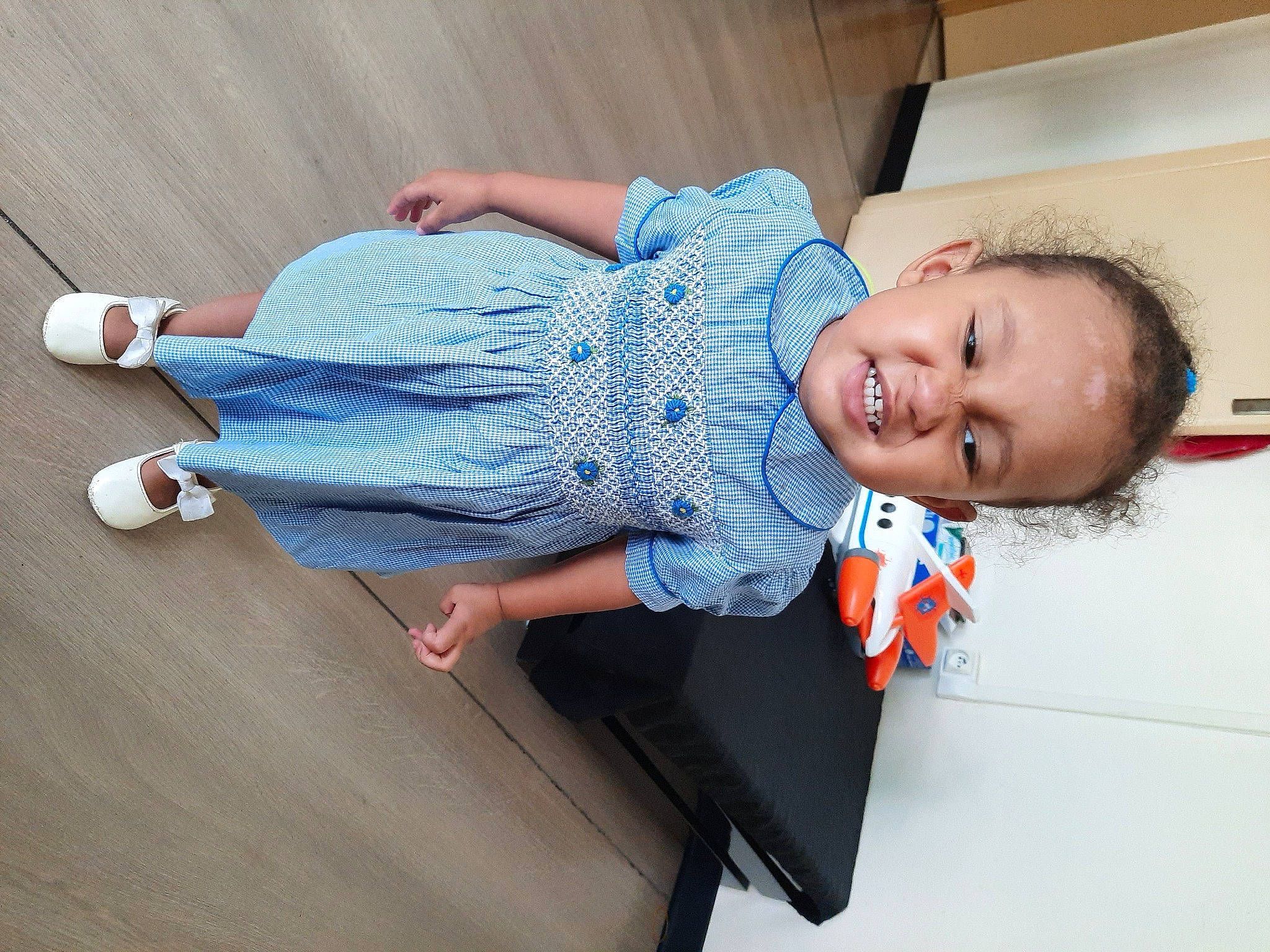 Natacha a rejoint le concours — aidez-le/la à gagner de superbes lots ! baby, baby_toddler_clothing, child, comfort, denim, electric_blue, flooring, fun, happy, hardwood, human_leg, joint, knee, pattern, person, sitting, sleeve, smile, toddler, trunk