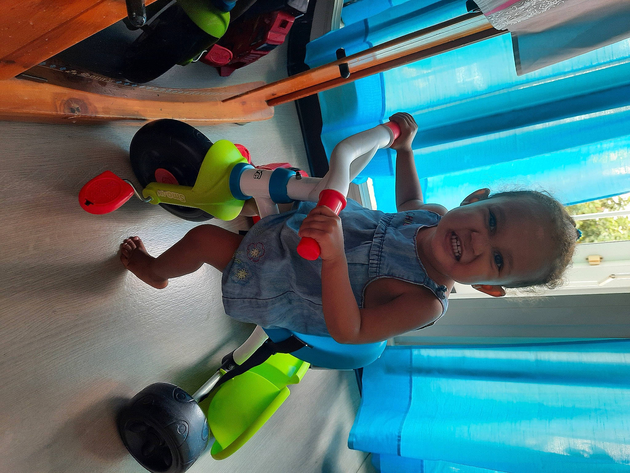 Natacha participe au concours pour gagner de l'argent avec cette photo : baby_toddler_clothing, balance, blue, child, chute, electric_blue, fun, green, happy, leisure, person, physical_fitness, play, recreation, shorts, smile, snapshot, thigh, toddler, toy