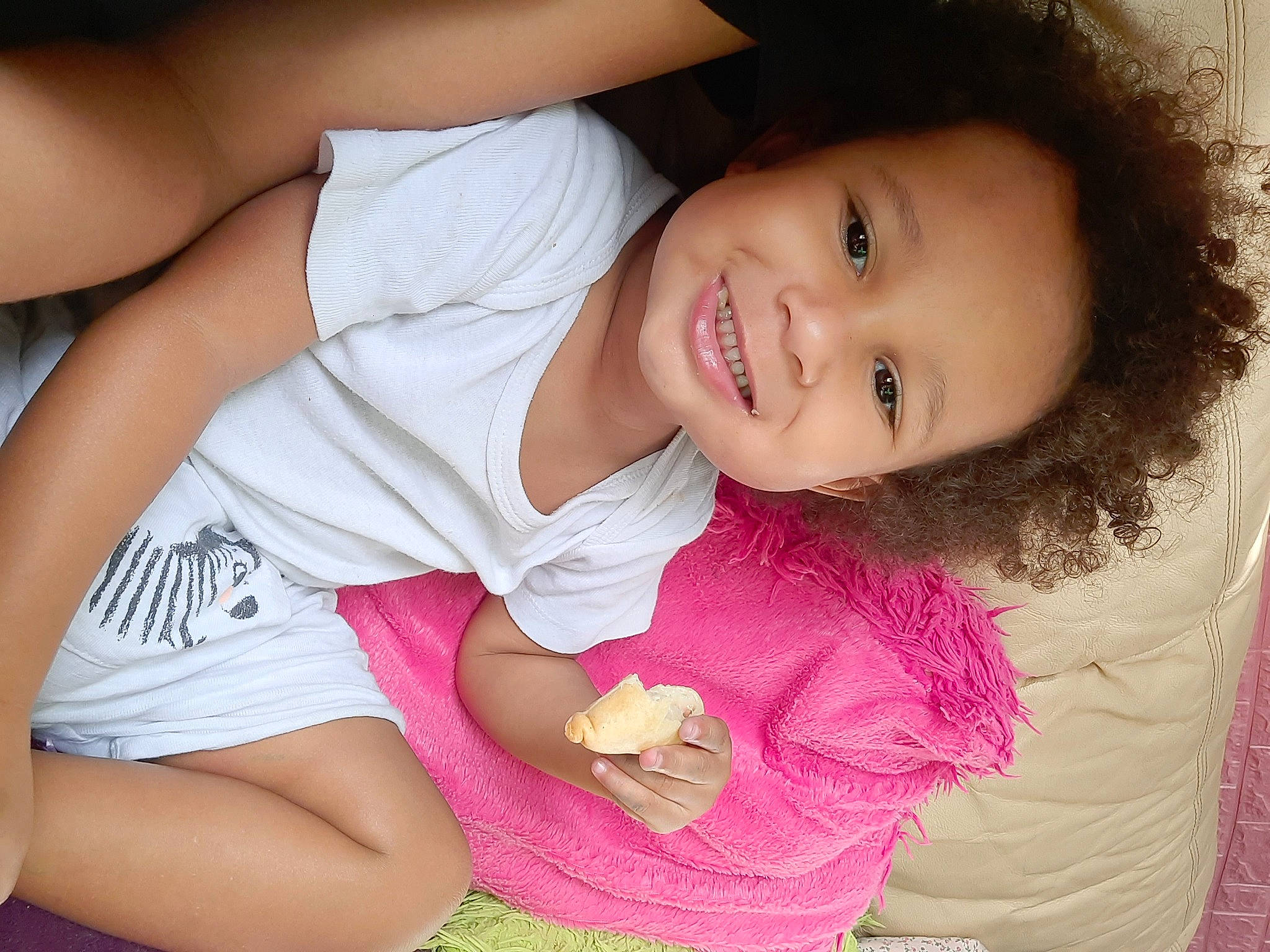 Natacha participe au concours pour gagner de l'argent avec cette photo : arm, cheek, eye, eyebrow, eyelash, facial_expression, hand, human, joint, joy, leg, lip, mouth, muscle, neck, nose, organ, person, product, shoulder