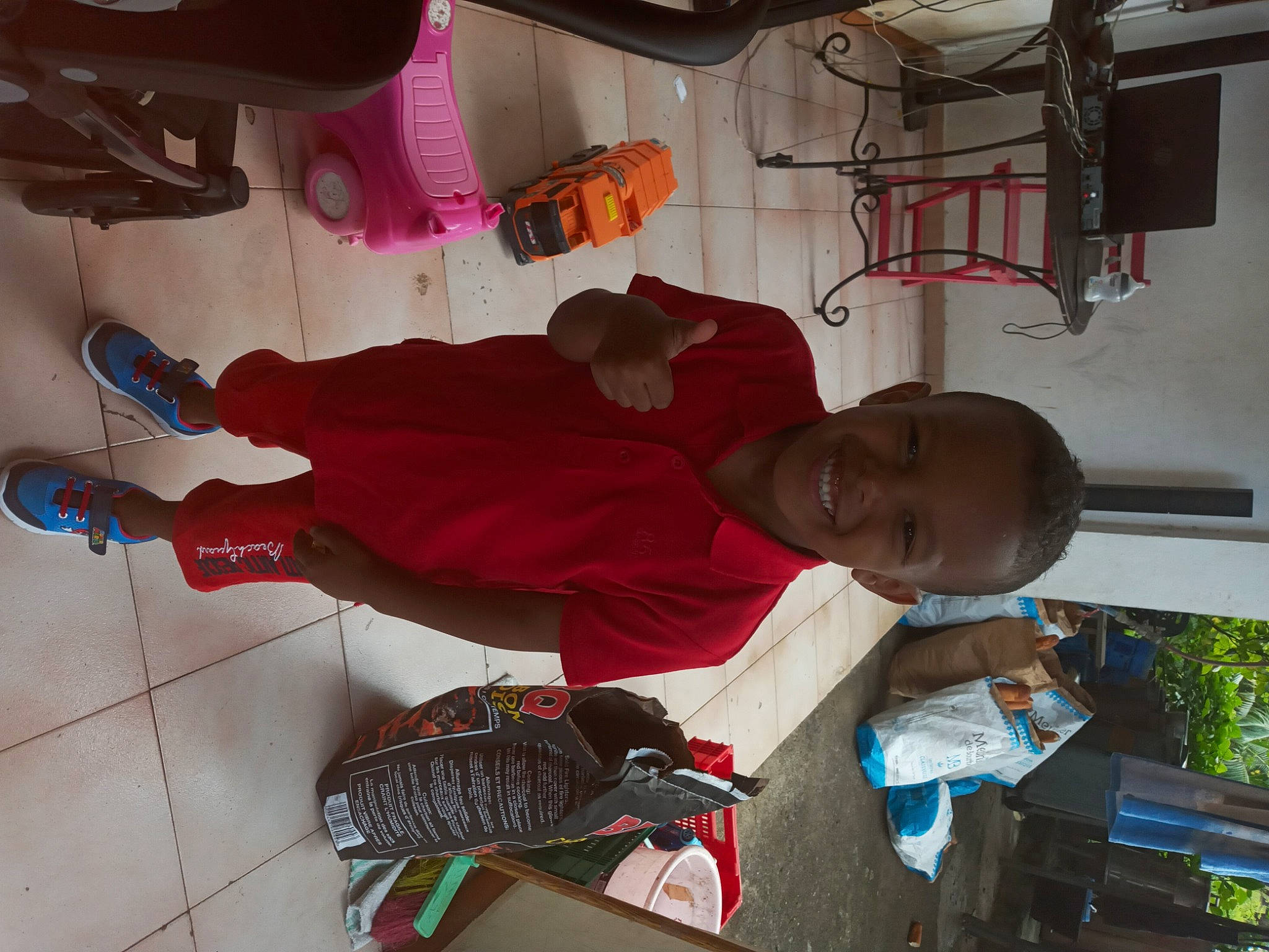 Noah a rejoint le concours — aidez-le/la à gagner de superbes lots ! carmine, child, elbow, flooring, fun, hat, joy, person, room, smile, t_shirt, tree, walking_shoe