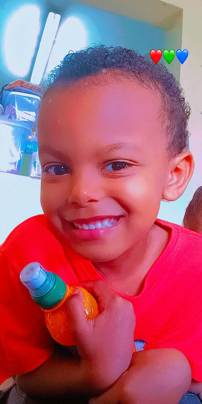 Noah a rejoint le concours — aidez-le/la à gagner de superbes lots ! blue, cheek, child, chin, ear, eyelash, fun, happy, human_body, joy, leisure, lip, microphone, nose, organ, person, pink, product, red, skin