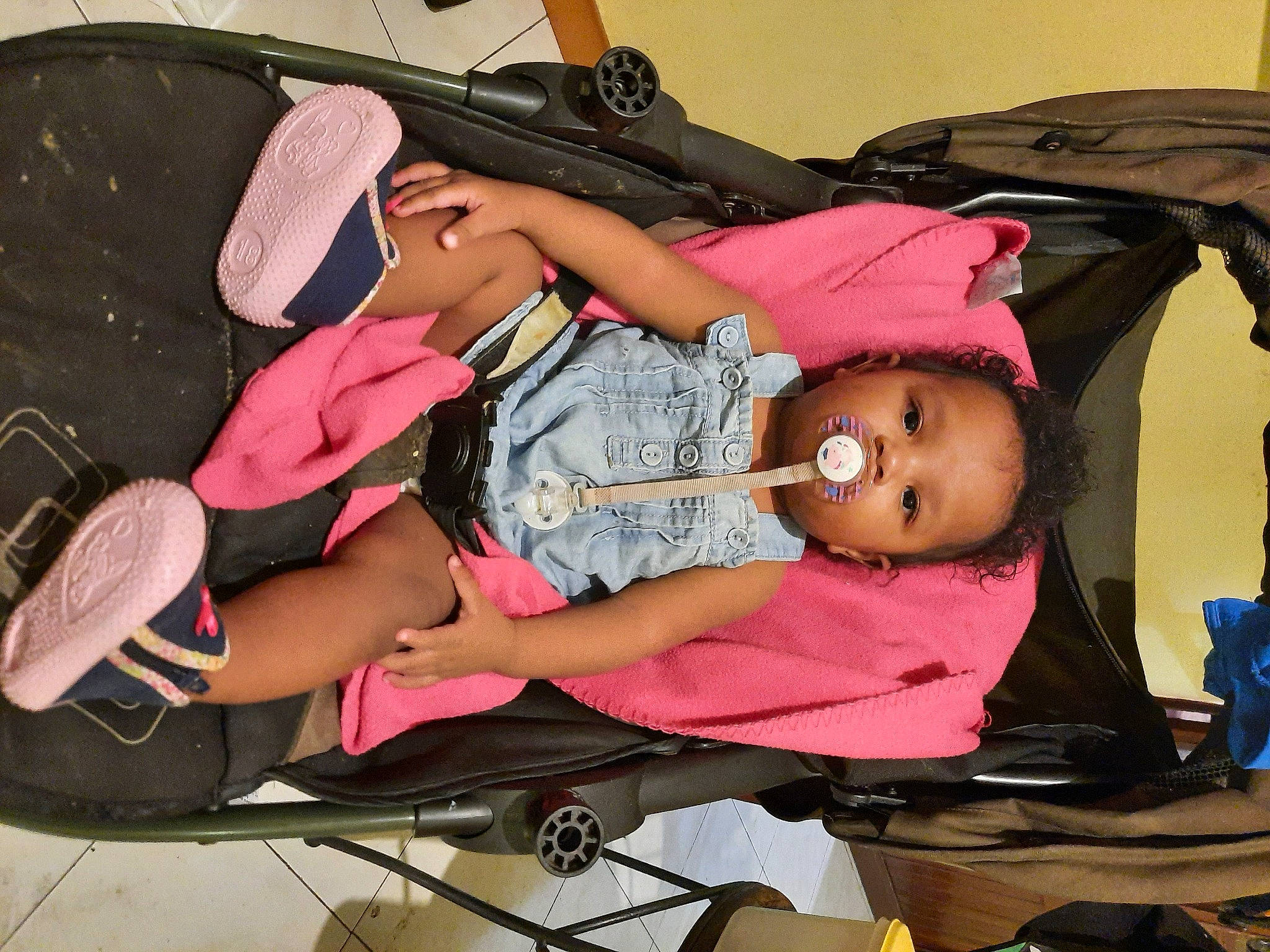 Iris a rejoint le concours — aidez-le/la à gagner de superbes lots ! automotive_design, baby_products, bag, fashion, fashion_accessory, fun, hat, person, pink, sandal, sun_hat, thigh, tire, vehicle_door