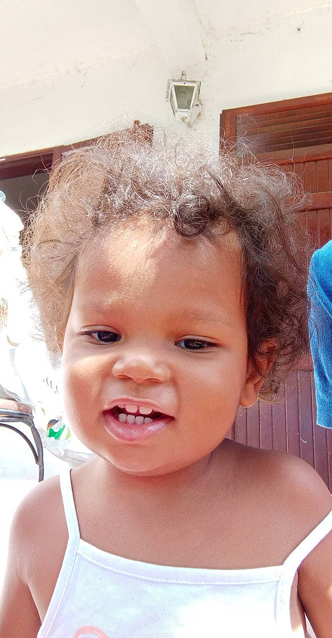 Iris participe au concours pour gagner de l'argent avec cette photo : baby, baby_toddler_clothing, cheek, chin, ear, eyebrow, eyelash, face, fun, hairstyle, happy, iris, jaw, lip, mouth, neck, nose, person, skin, smile