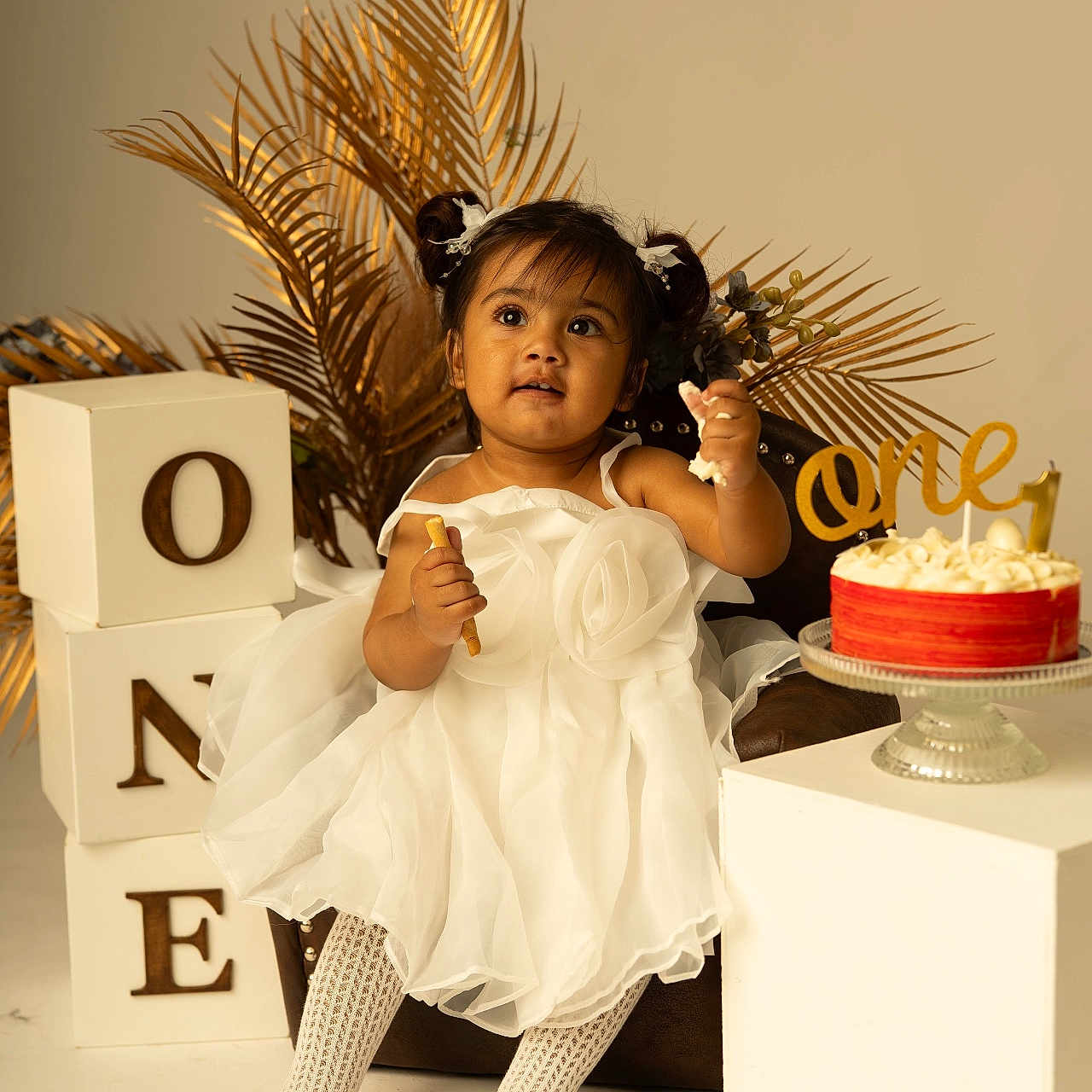 Avleen a rejoint le concours — aidez-le/la à gagner de superbes lots ! birthday_cake, cake, celebration, chair, child, cute, decorative_blocks, festive, food, golden_palm_leaves, happy, indoor, one, party, portrait, sitting, snack, studio_photo, toddler, white_dress