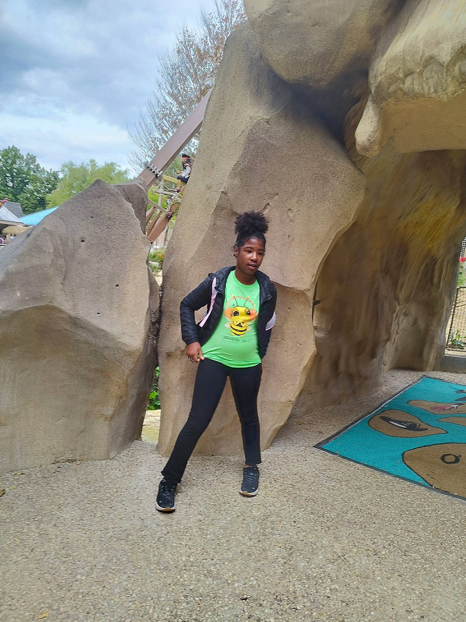 Malya participe au concours pour gagner de l'argent avec cette photo : adventure, bedrock, climbing, concrete, formation, fun, geological_phenomenon, geology, landscape, leisure, outcrop, outdoor_recreation, person, plant, recreation, rock, sky, smile, soil, tourism