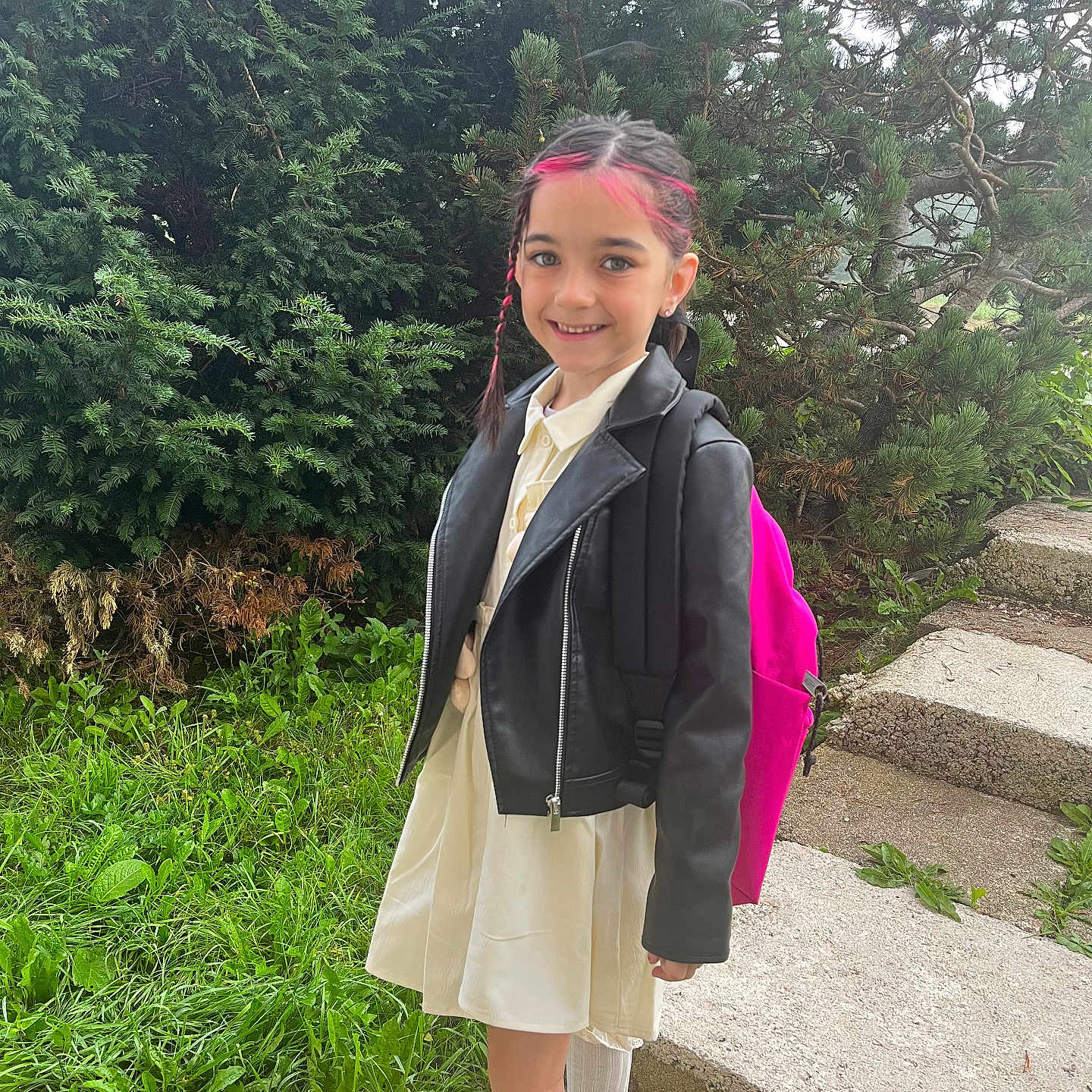 Miha a rejoint le concours — aidez-le/la à gagner de superbes lots ! blazer, clothing, coat, face, female, footwear, girl, grass, head, jacket, person, photography, plant, portrait, shoe, slate, standing, teen, tree, vegetation