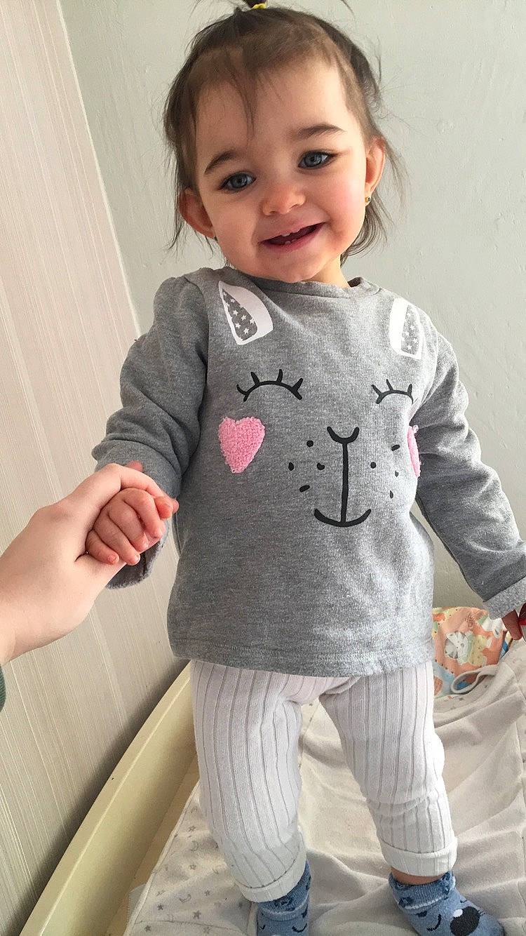 Miha participe au concours pour gagner de l'argent avec cette photo : baby, baby_toddler_clothing, child, child_model, clothing, lip, long_sleeved_t_shirt, neck, outerwear, pattern, person, pink, sleeve, smile, sweater, t_shirt, toddler, top