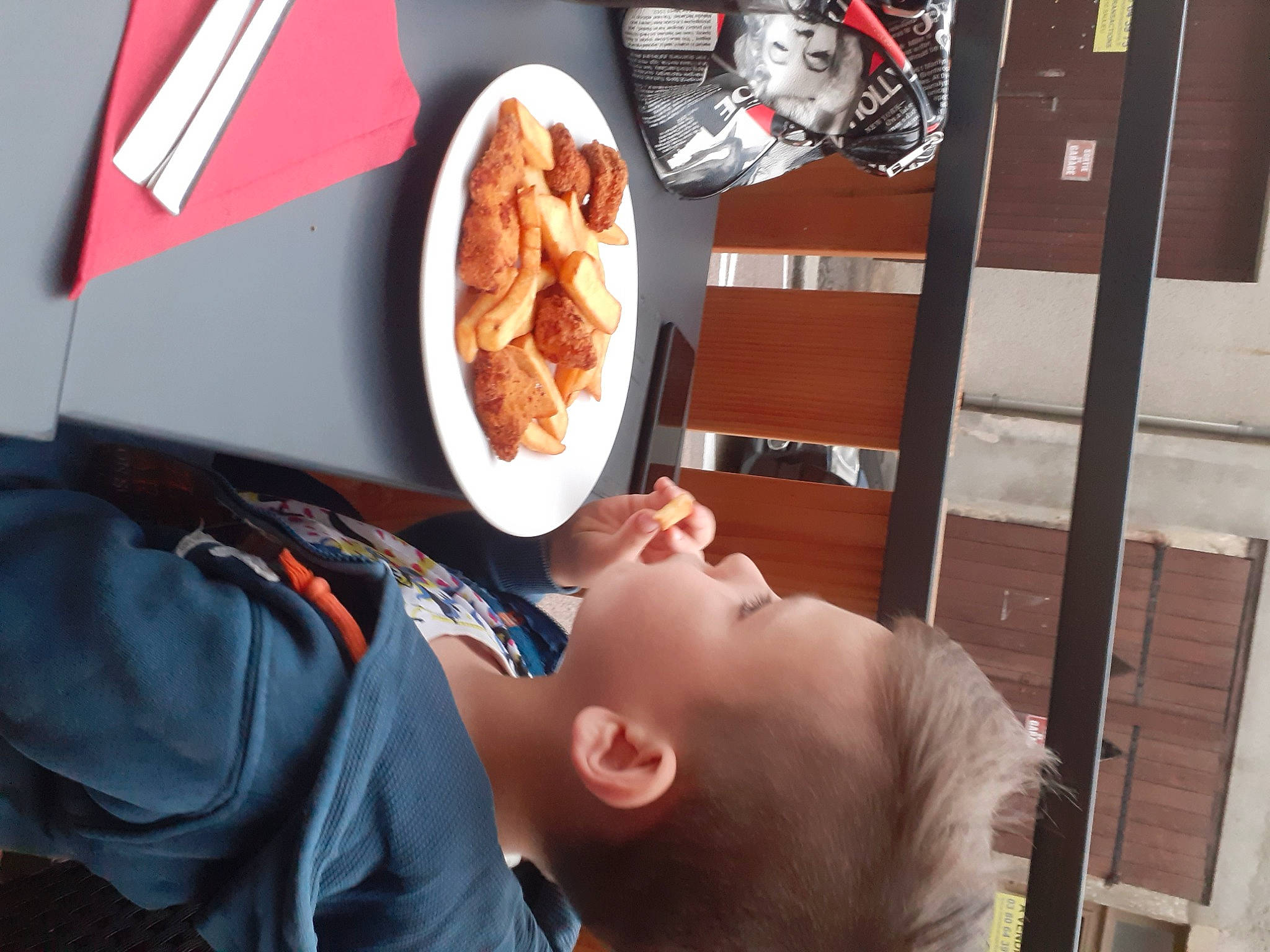 Lorenzo a rejoint le concours — aidez-le/la à gagner de superbes lots ! breakfast, chair, comfort_food, cooking, cuisine, dish, fast_food, finger_food, food, fruit, hat, ingredient, junk_food, orange, person, plate, recipe, room, t_shirt, table