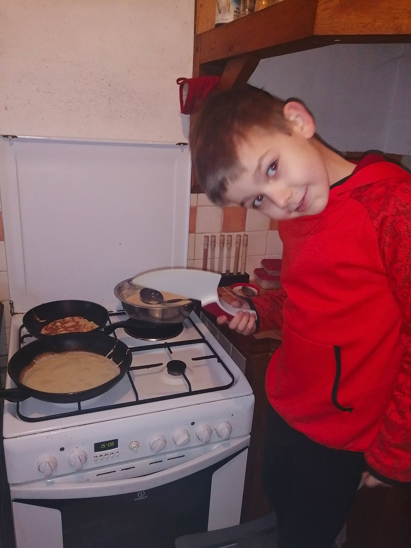 Lorenzo a rejoint le concours — aidez-le/la à gagner de superbes lots ! audio_equipment, cabinetry, cooking, cooktop, cookware_and_bakeware, cuisine, dish, eye, fun, gas, gas_stove, home_appliance, homemaker, kitchen, kitchen_appliance, kitchen_stove, major_appliance, person, smile, stove