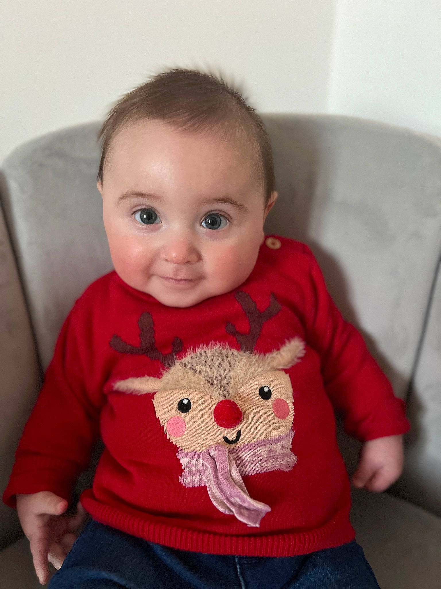 Andrea a rejoint le concours — aidez-le/la à gagner de superbes lots ! baby_toddler_clothing, cheek, chin, eye, face, facial_expression, finger, hair, head, iris, joint, mouth, neck, nose, organ, person, skin, sleeve, smile, standing