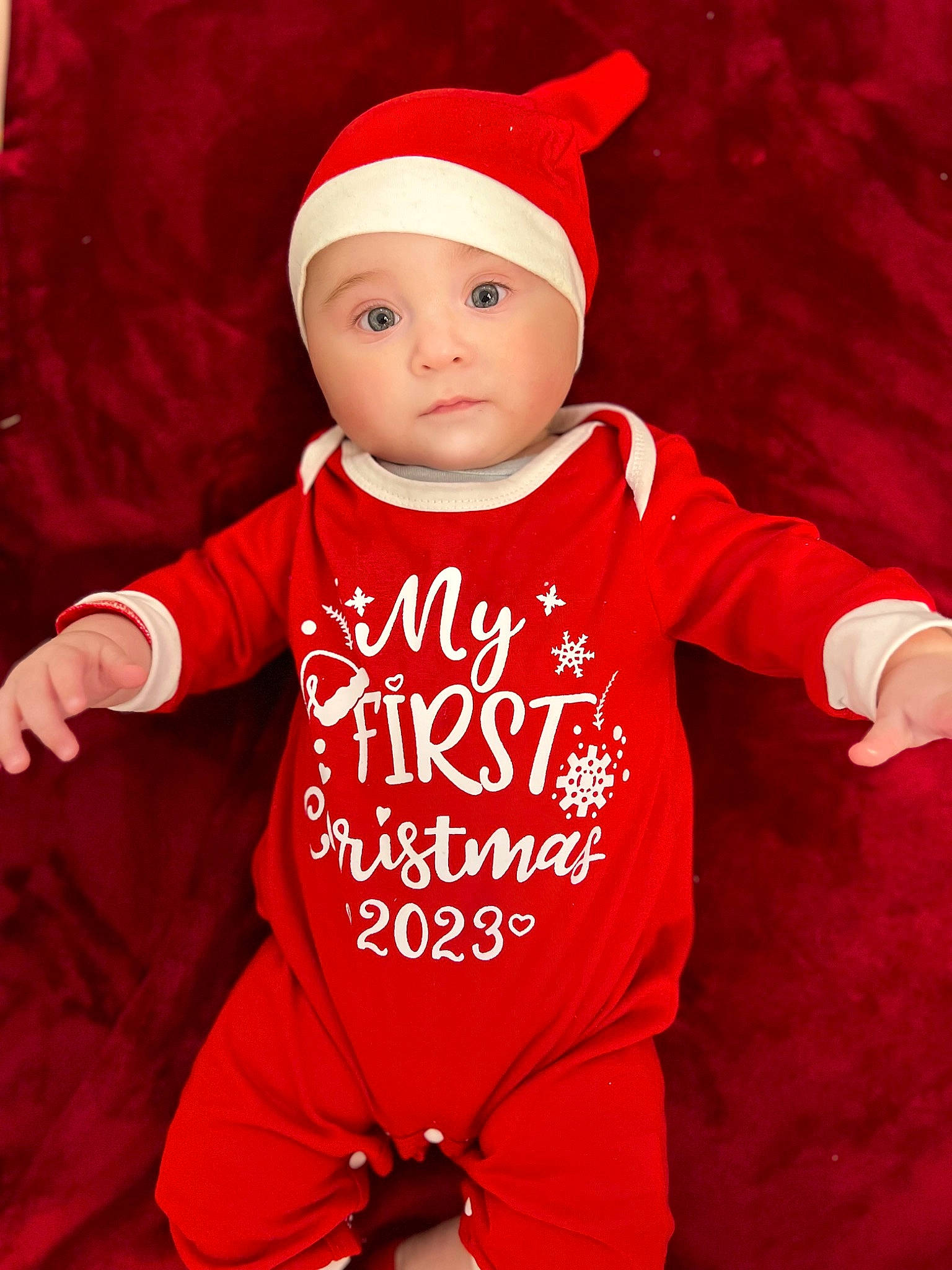 Andrea a rejoint le concours — aidez-le/la à gagner de superbes lots ! baby, baby_toddler_clothing, cap, child, costume_hat, happy, headgear, headwear, hood, jacket, jersey, long_sleeved_t_shirt, magenta, outerwear, person, pink, red, santa_claus, sleeve, sportswear