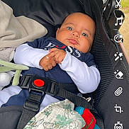 Kaïlan a rejoint le concours — aidez-le/la à gagner de superbes lots ! baby, bed, bodypart, car, car_interior, carseat, clothing, crib, cushion, face, finger, furniture, hand, head, homedecor, infantbed, person, stroller, transportation, vehicle