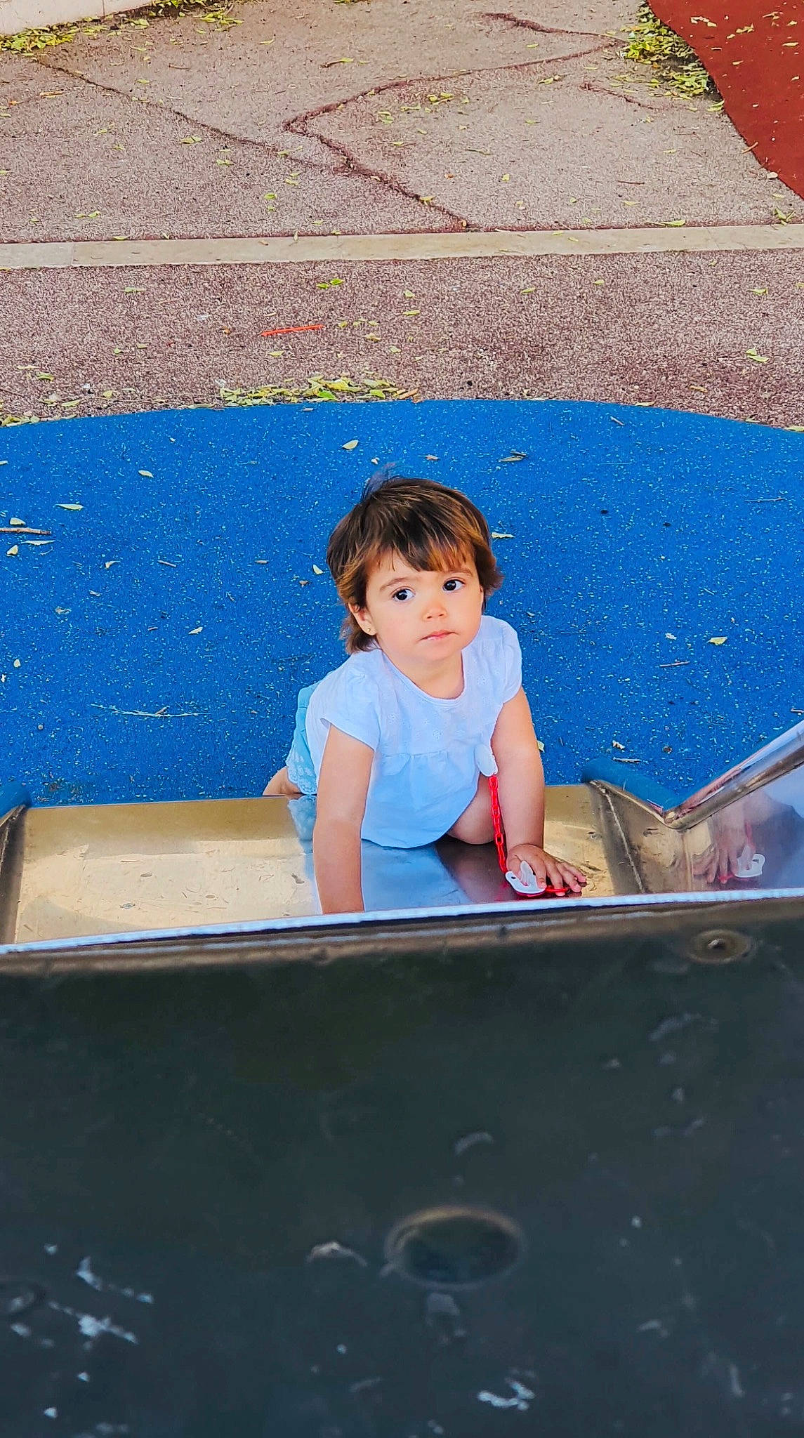 Razane participe au concours pour gagner de l'argent avec cette photo : blue, child, fun, games, leisure, outdoor_play_equipment, person, play, playground, public_space, recreation, sitting, smile, table, toddler, vacation