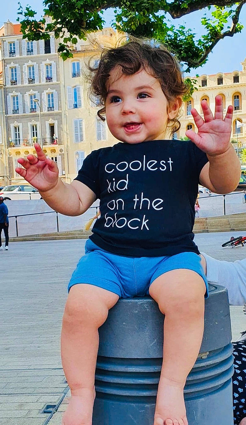 Ilyan participe au concours pour gagner de l'argent avec cette photo : abdomen, arm, baby, child, finger, hand, joy, leg, person, smile, t_shirt, thigh, toddler, vacation