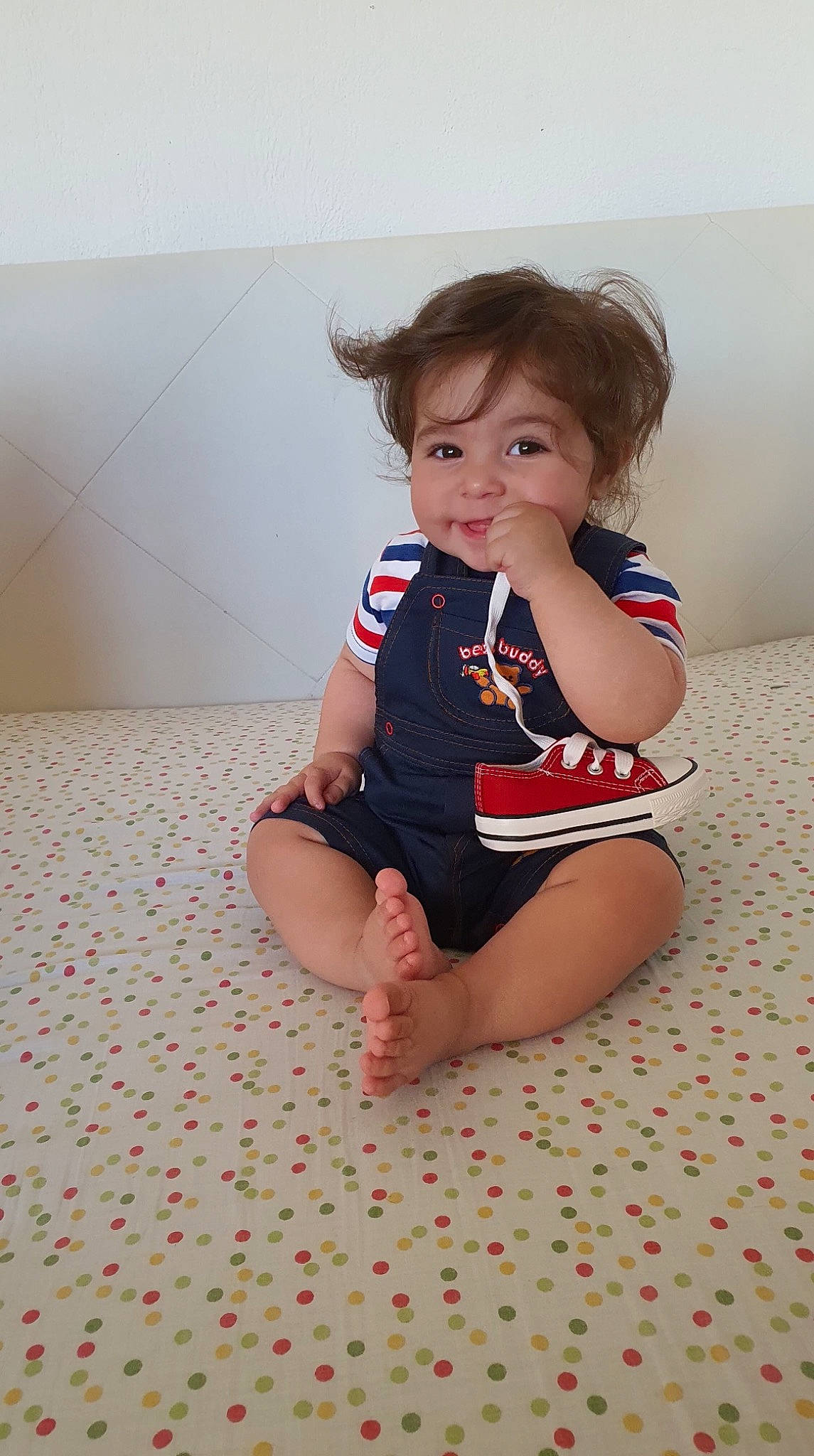 Ilyan participe au concours pour gagner de l'argent avec cette photo : arm, baby, baby_toddler_clothing, barefoot, cheek, child, finger, joint, joy, knee, leg, person, sitting, skin, smile, thigh, toddler