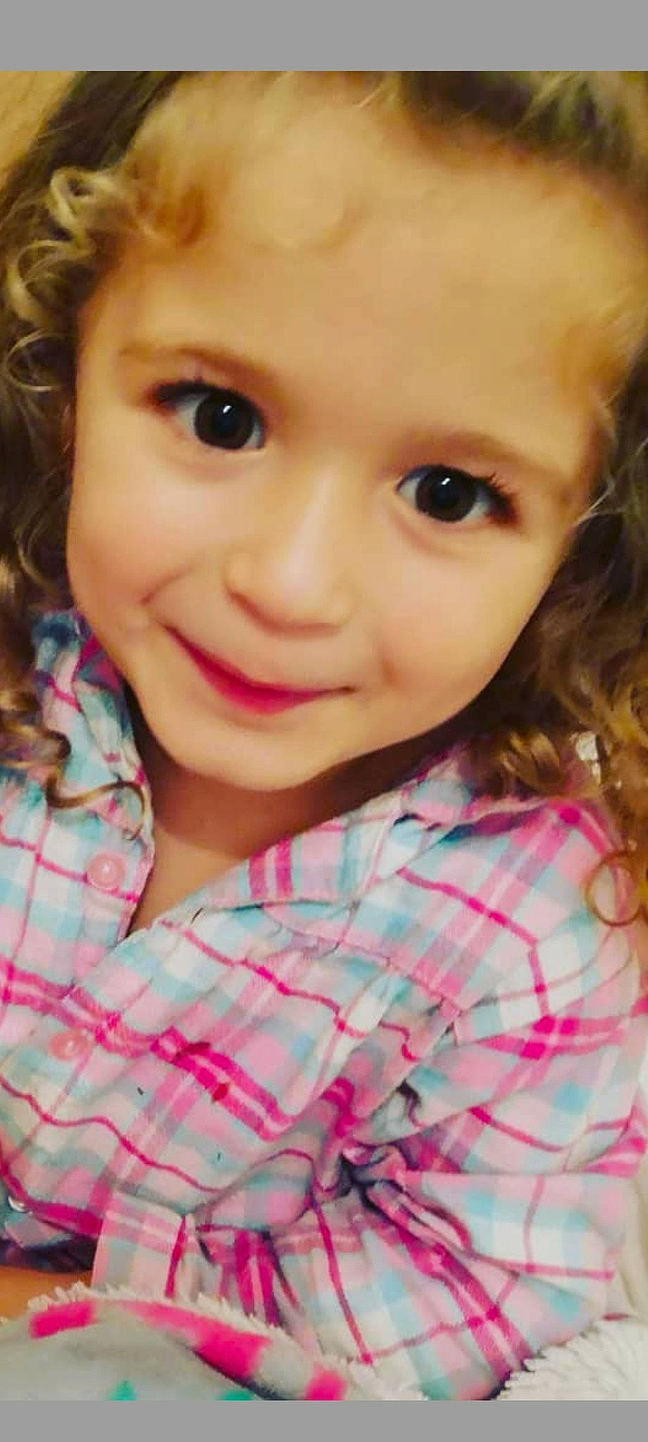 Jade participe au concours pour gagner de l'argent avec cette photo : cheek, chin, eyebrow, eyelash, forehead, grass, happy, iris, jaw, joy, lip, long_hair, mouth, neck, nose, person, pink, plaid, skin, smile