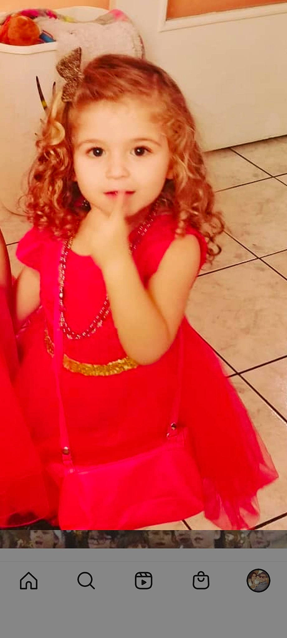 Jade participe au concours pour gagner de l'argent avec cette photo : cheek, chin, eye, face, facial_expression, finger, fun, hair, hairstyle, happy, iris, lip, neck, person, pink, red, shoulder, skin, sleeve, smile