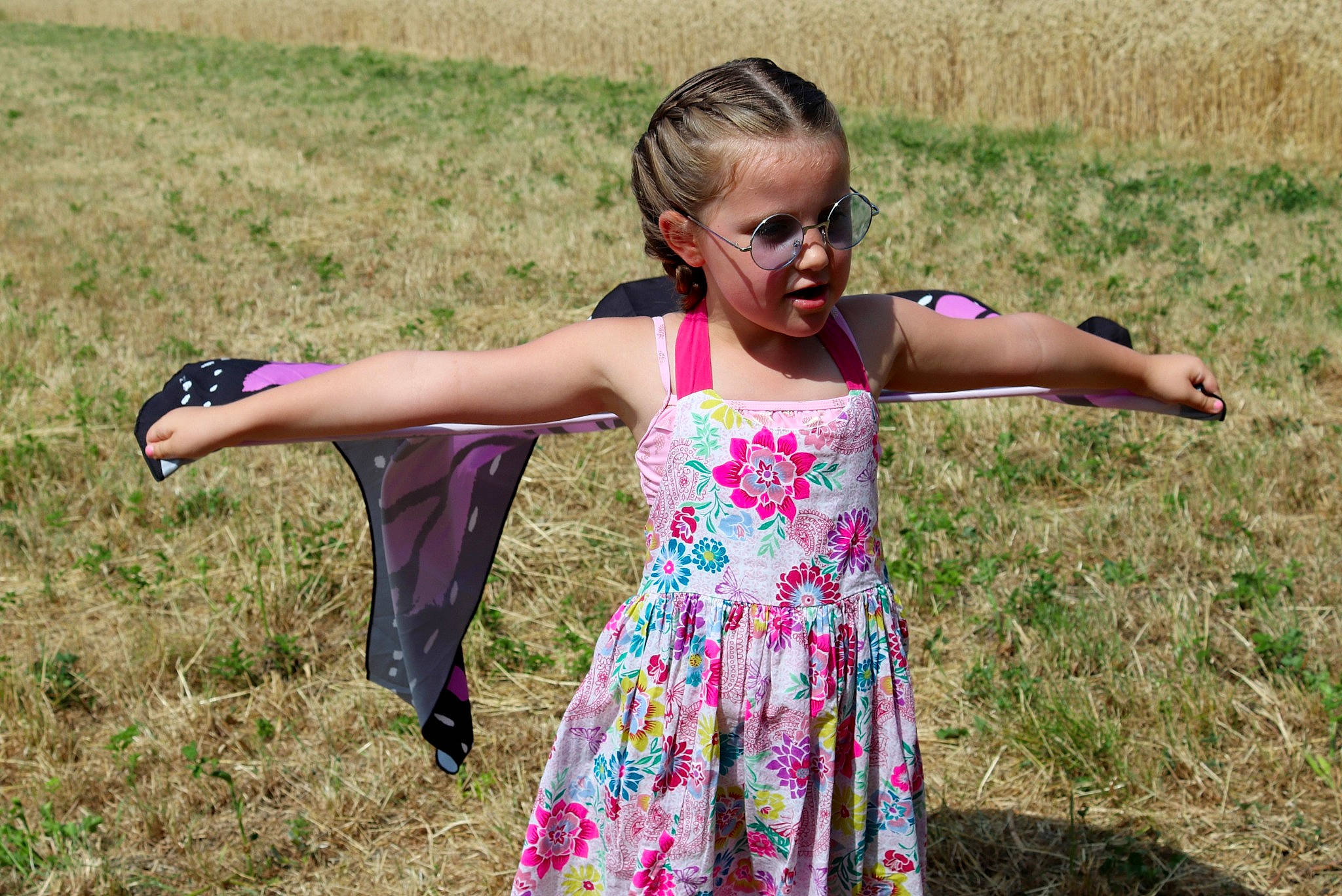 Juline a rejoint le concours — aidez-le/la à gagner de superbes lots ! adaptation, child, dress, field, flower, fun, grass, grass_family, grassland, happy, meadow, pattern, person, pink, plant, play, smile, summer, toddler, wildflower