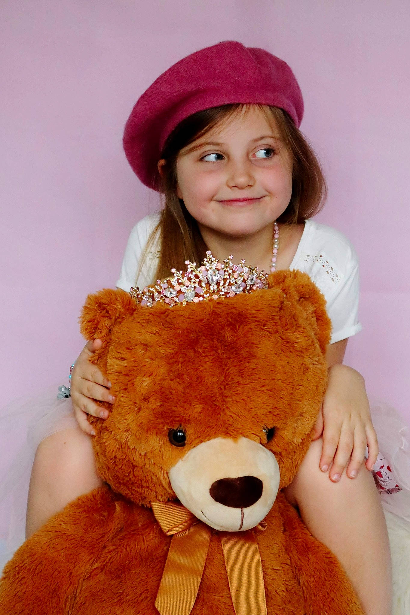 Juline a rejoint le concours — aidez-le/la à gagner de superbes lots ! brown_hair, fur, headgear, joy, person, plush, stuffed_toy, teddy_bear, toy