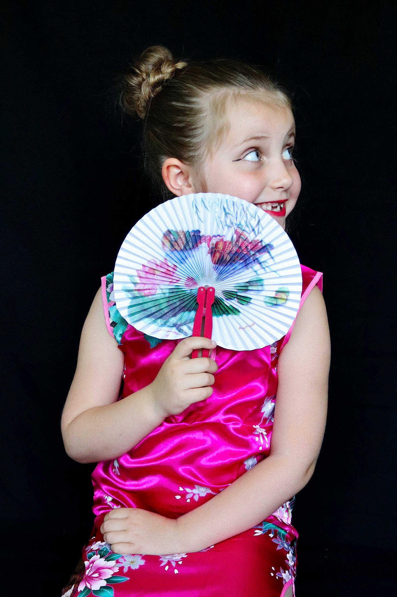 Juline participe au concours pour gagner de l'argent avec cette photo : child, fashion_accessory, flower, hand_fan, joy, magenta, performance, person, photo_shoot, photography, pink