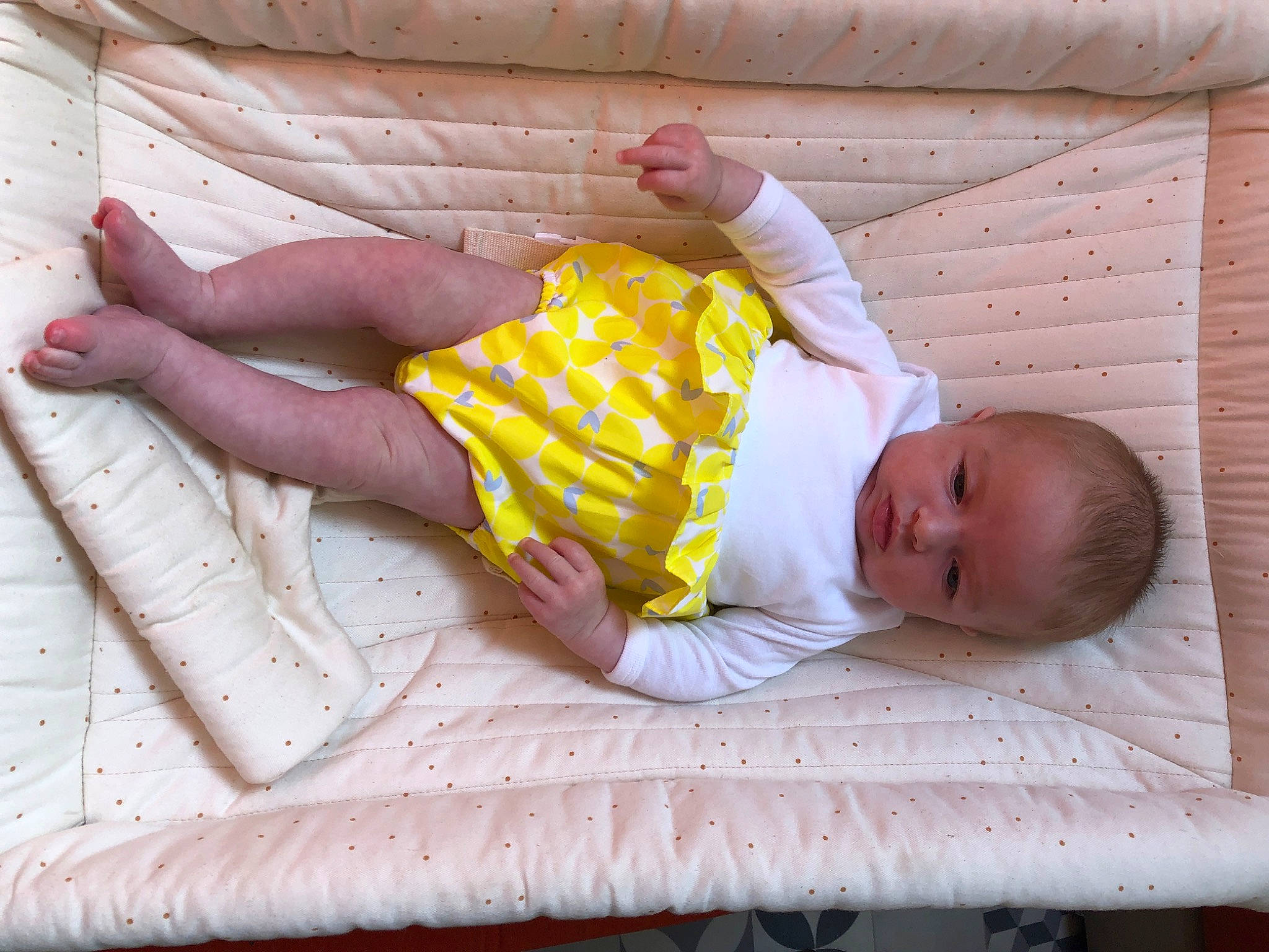 Lia a rejoint le concours — aidez-le/la à gagner de superbes lots ! abdomen, baby, baby_toddler_clothing, child, comfort, couch, finger, foot, hand, human_body, human_leg, knee, lap, leg, linens, person, room, sitting, thigh, toddler