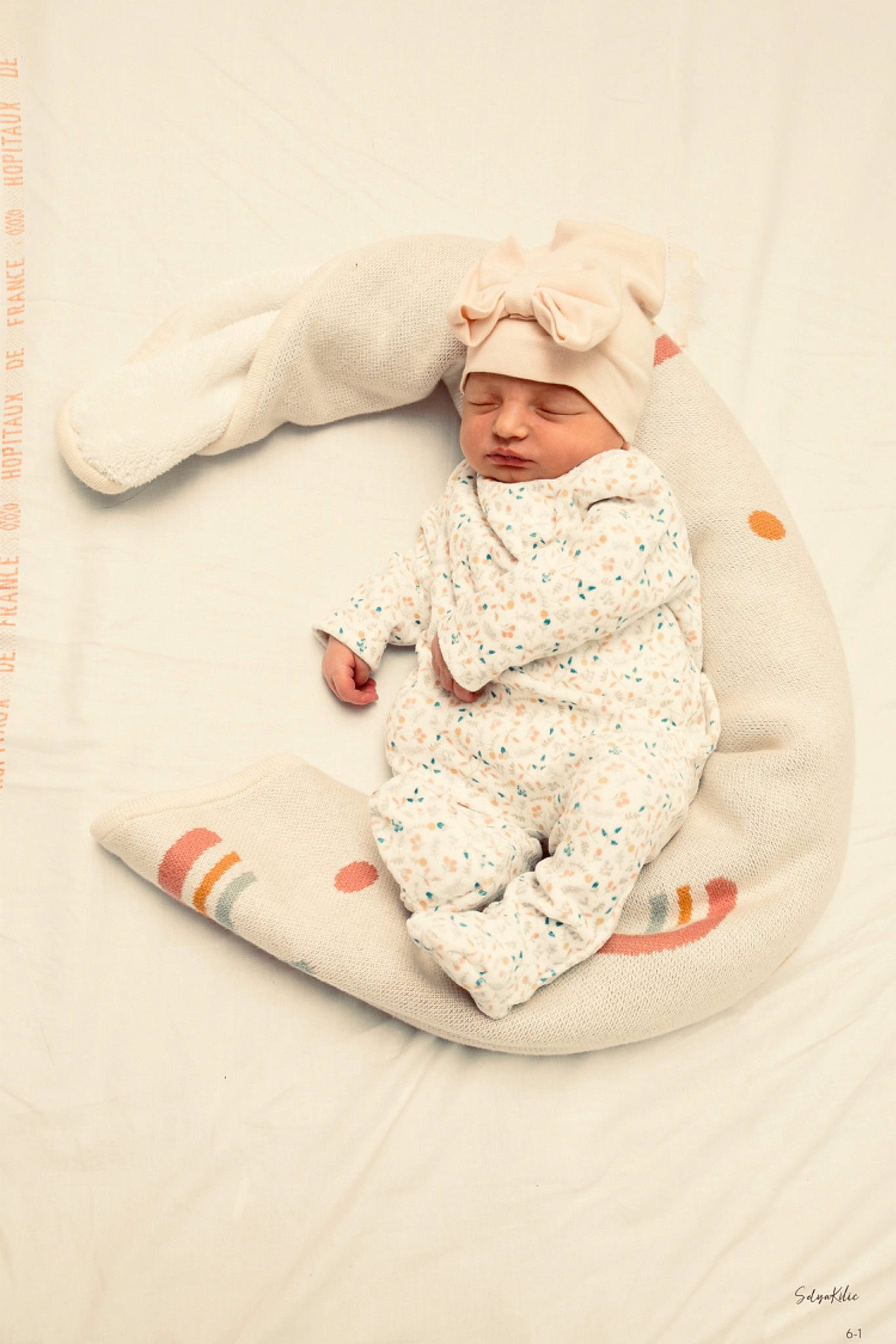 Lia a rejoint le concours — aidez-le/la à gagner de superbes lots ! baby, baby_sleeping, baby_toddler_clothing, beige, cap, carmine, child, collar, comfort, fur, hat, headwear, hood, linens, pattern, peach, person, sitting, sleeve, sunglasses