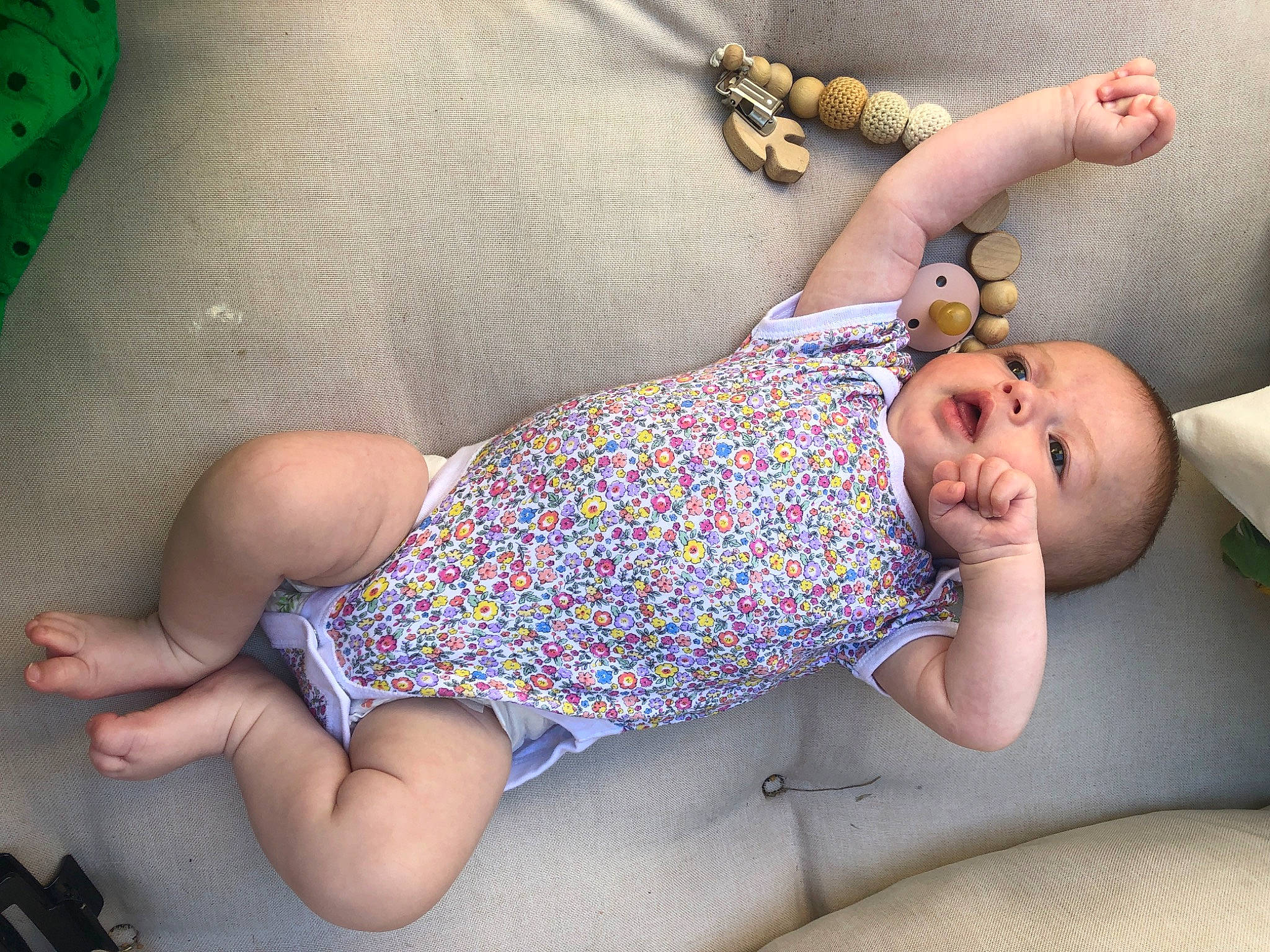 Lia participe au concours pour gagner de l'argent avec cette photo : abdomen, baby_sleeping, baby_toddler_clothing, child, comfort, finger, hand, headgear, human_body, human_leg, joint, knee, leg, nail, neck, pattern, person, skin, textile, thigh