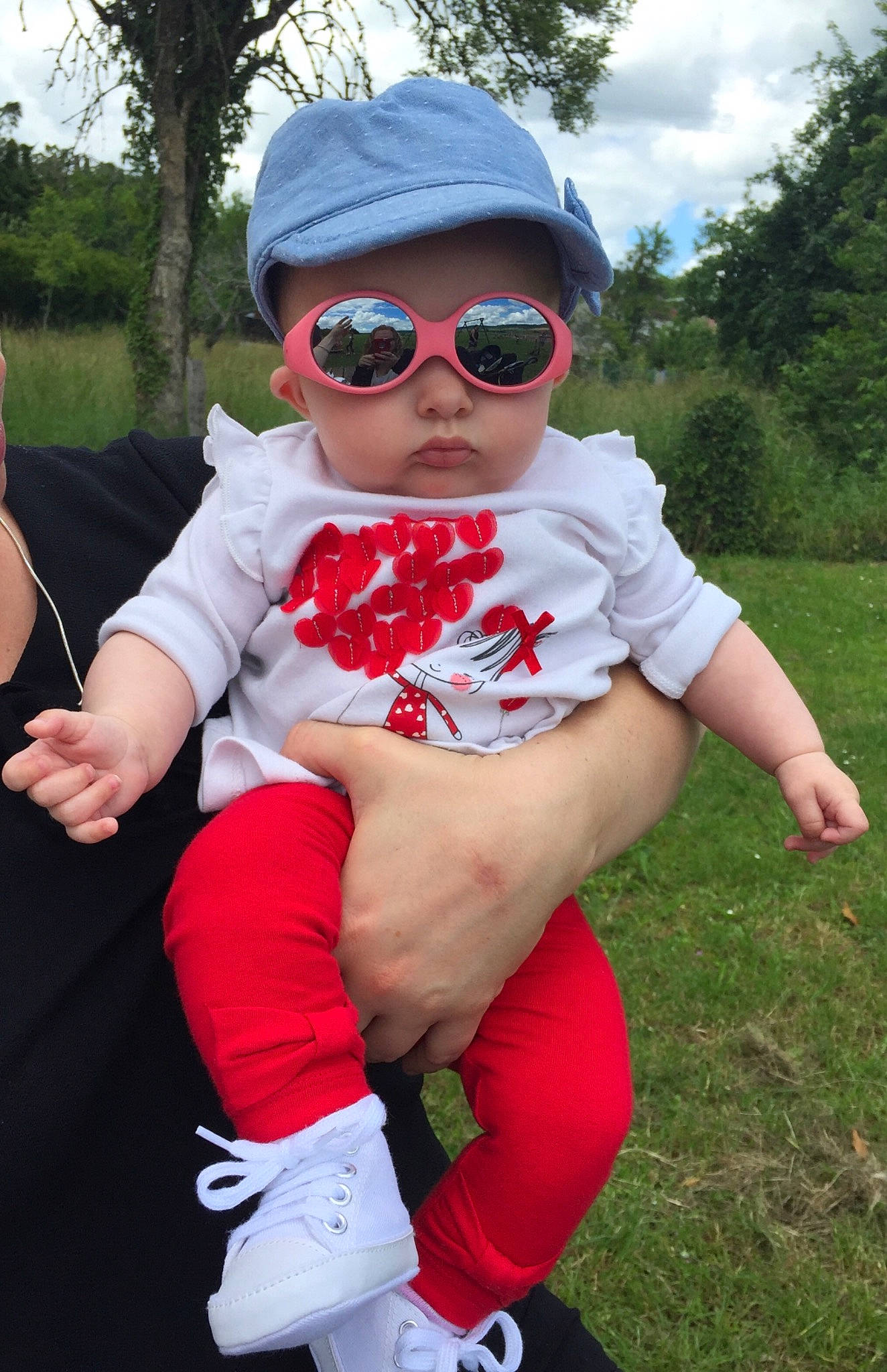 Louna participe au concours pour gagner de l'argent avec cette photo : child, cool, eyewear, glasses, grass, headgear, headwear, person, personal_protective_equipment, sunglasses, toddler, vision_care