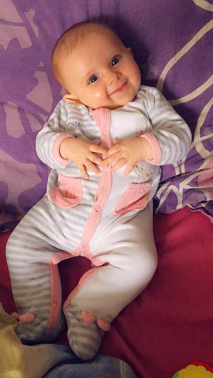 Louna participe au concours pour gagner de l'argent avec cette photo : baby, cheek, child, joy, person, pink, sitting, skin, smile, toddler
