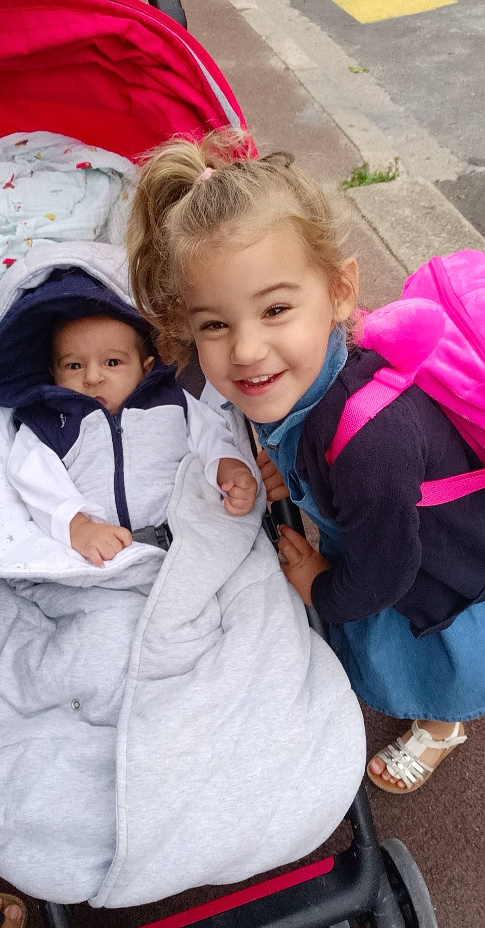 Aimy participe au concours pour gagner de l&#x27;argent avec cette photo : baby_products, child, event, fun, fur, gesture, grass, happy, hoodie, joy, leisure, linens, people, person, pink, sitting, skin, smile, toddler, vacation