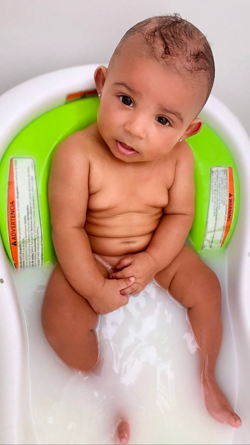 Ezriel is registered to the contest to win money with this photo: baby, baby_bathing, bathing, bathtub, child, diaper, muscle, nose, person, personal_care, skin, stomach, toddler, washing