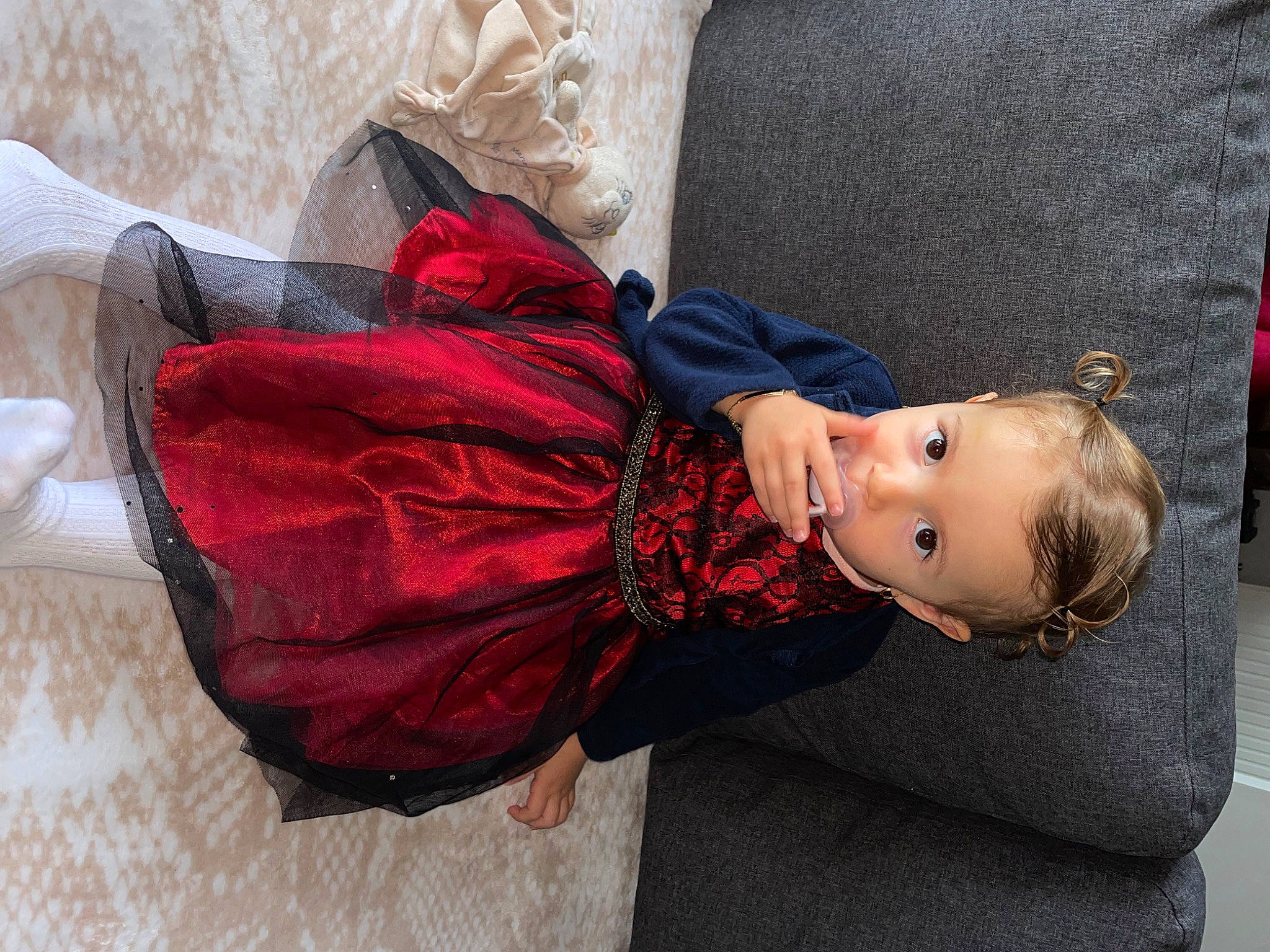 Wendy a rejoint le concours — aidez-le/la à gagner de superbes lots ! baby, baby_products, baby_toddler_clothing, child, comfort, pattern, person, room, sitting, sleeve, textile, toddler, tree, wood