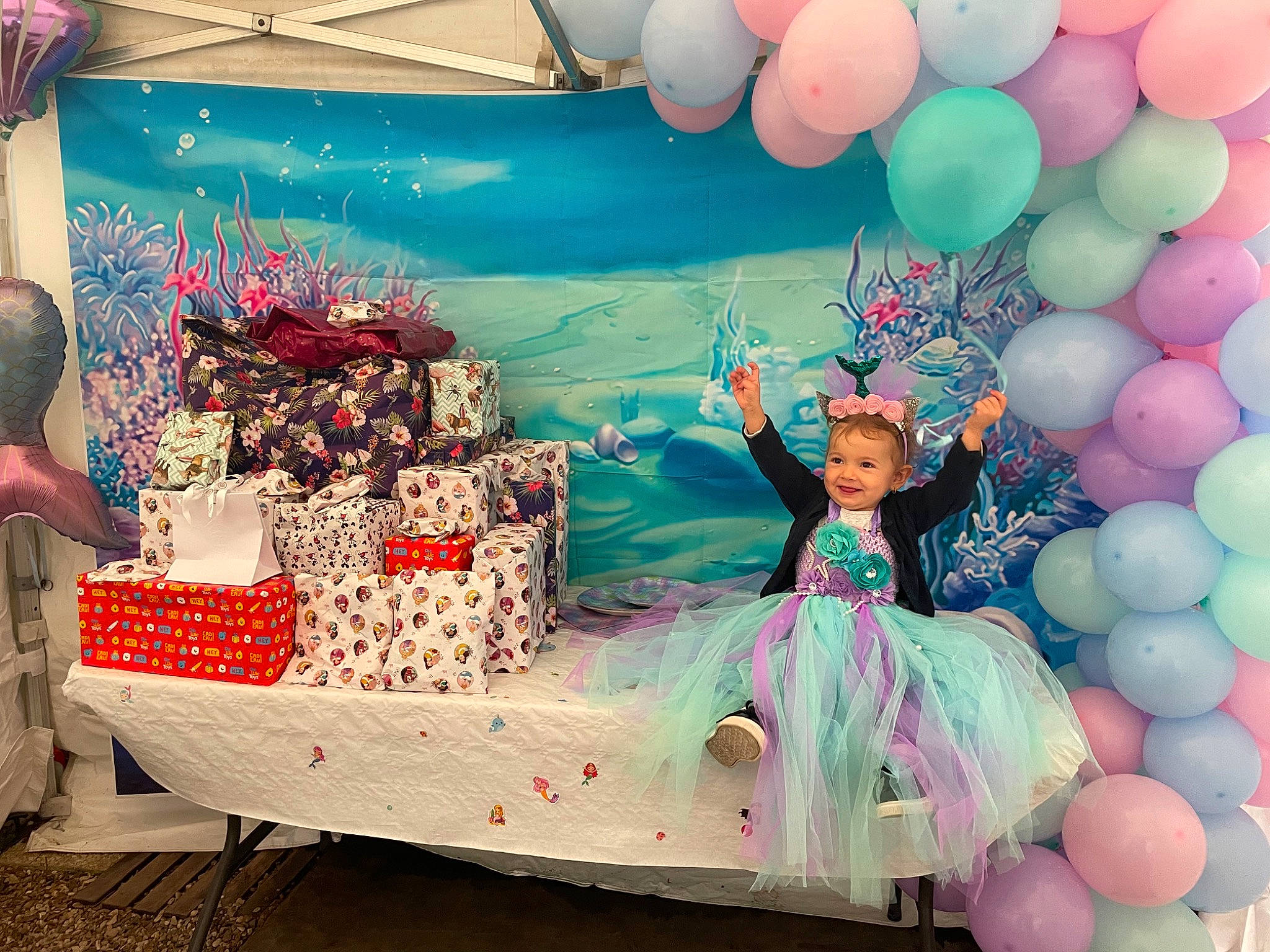 Wendy a rejoint le concours — aidez-le/la à gagner de superbes lots ! balloon, child, decoration, dress, event, fun, green, happy, joy, leisure, light, magenta, party, party_supply, person, photograph, pink, recreation, toddler, toy