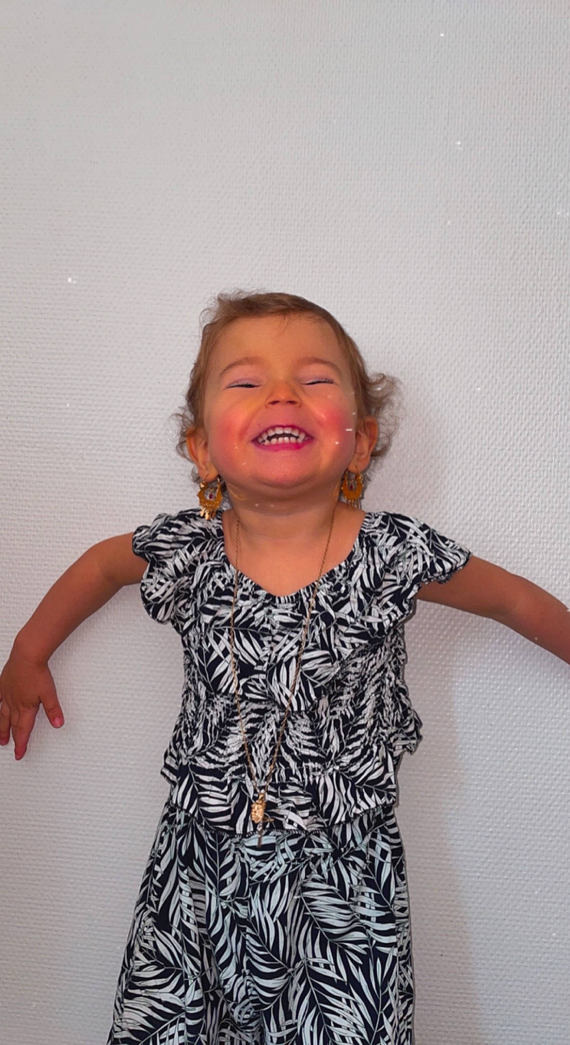 Wendy participe au concours pour gagner de l'argent avec cette photo : arm, cheek, dress, eye, face, facial_expression, finger, gesture, hair, happy, human_body, joint, joy, neck, nose, person, skin, sleeve, smile, standing