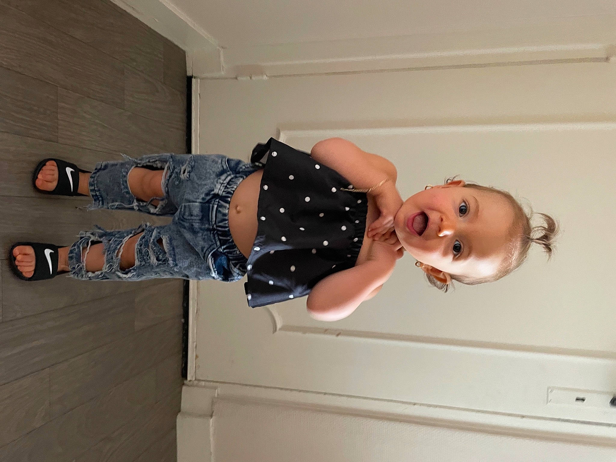 Wendy participe au concours pour gagner de l'argent avec cette photo : arm, baby, comfort, elbow, floor, flooring, fun, hardwood, human_leg, joint, knee, leg, pattern, person, room, sandal, surprise, thigh, toddler, waist