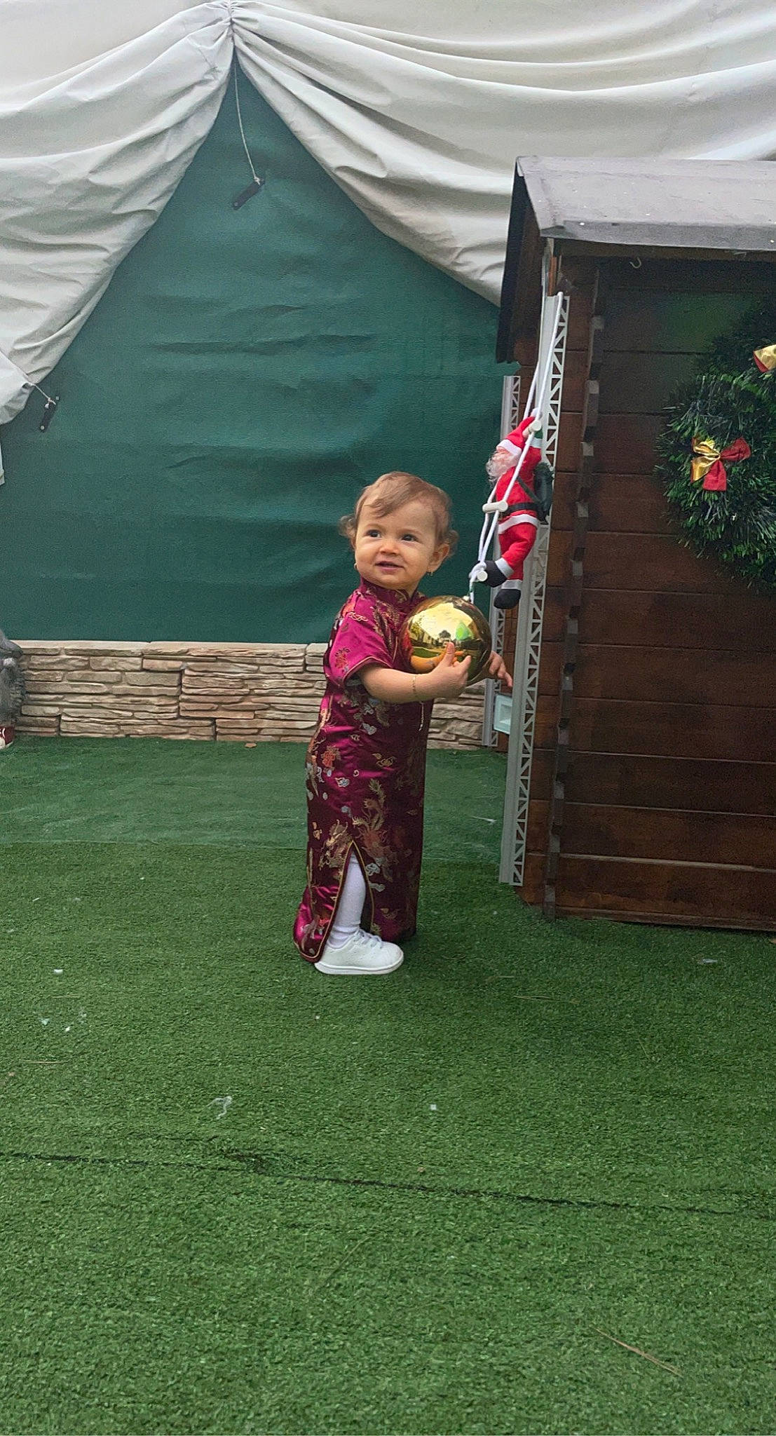 Wendy a rejoint le concours — aidez-le/la à gagner de superbes lots ! baby, camping, canopy, child, event, fun, garden, grass, grassland, jacket, lawn, leisure, mammal, person, play, recreation, sunglasses, tarpaulin, tent, toddler