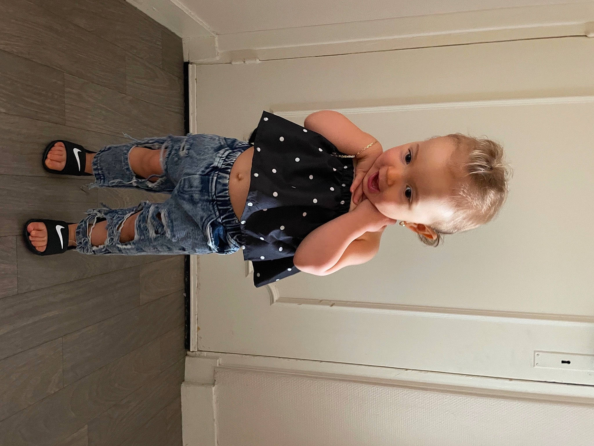 Wendy participe au concours pour gagner de l'argent avec cette photo : baby, baby_toddler_clothing, comfort, elbow, fun, hardwood, human_leg, knee, outdoor_shoe, pattern, person, room, sleeve, thigh, toddler, waist, walking_shoe, wrist