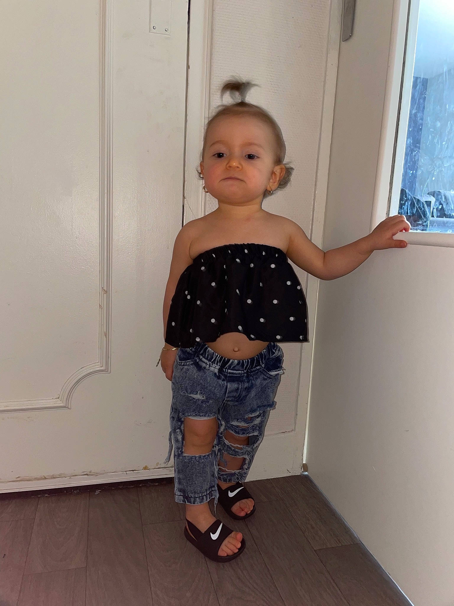 Wendy a rejoint le concours — aidez-le/la à gagner de superbes lots ! arm, calf, clothing, elbow, fashion_design, floor, flooring, jeans, joint, knee, leg, neck, one_piece_garment, pattern, person, shoulder, sleeve, thigh, trunk, waist