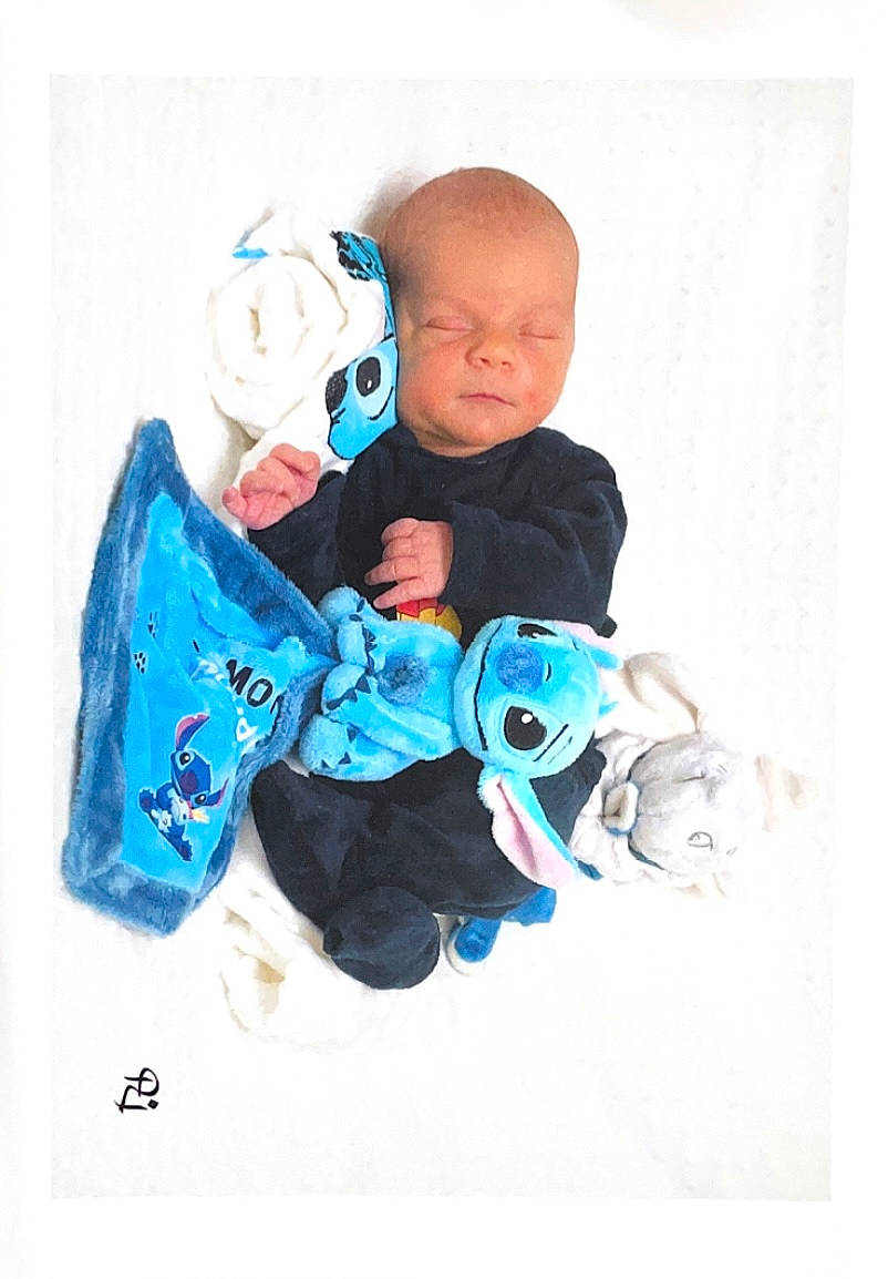 Myron a rejoint le concours — aidez-le/la à gagner de superbes lots ! art, baby, baby_products, baby_toddler_clothing, baby_toys, child, comfort, electric_blue, fashion_accessory, fictional_character, font, fun, gesture, happy, headgear, linens, person, sitting, sleeve, toddler