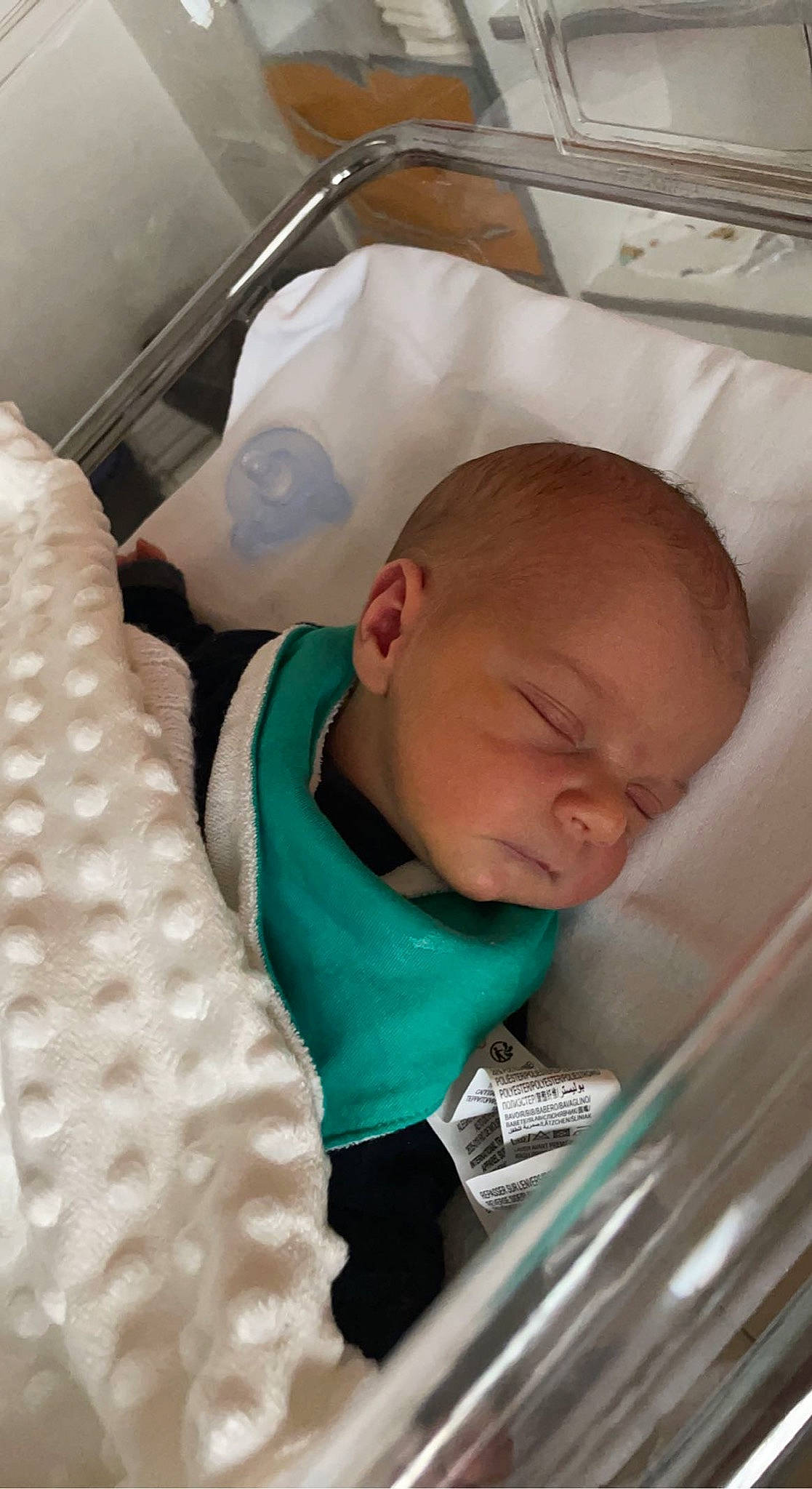 Myron participe au concours pour gagner de l'argent avec cette photo : baby, baby_products, baby_safety, baby_sleeping, baby_toddler_clothing, beauty, bedding, bedtime, child, comfort, hospital, infant_bed, linens, mammal, mouth, nap, people, person, room, skin