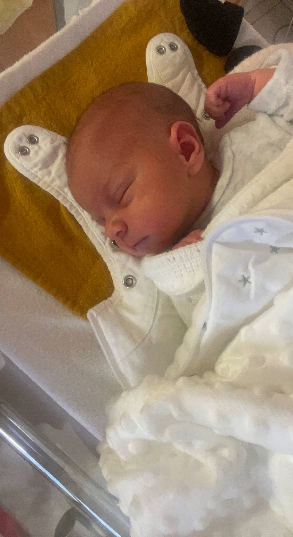 Myron participe au concours pour gagner de l'argent avec cette photo : baby, baby_products, baby_safety, baby_sleeping, baby_toddler_clothing, bedtime, child, comfort, ear, eyebrow, infant_bed, linens, person, skin, sleeve, toddler