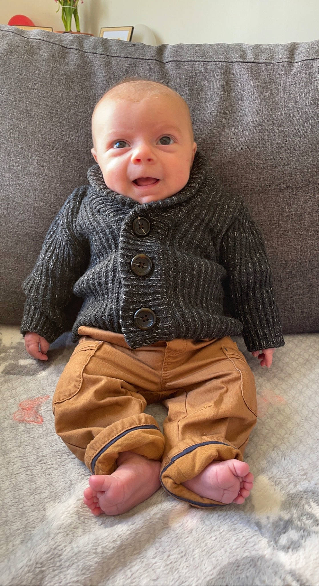 Myron a rejoint le concours — aidez-le/la à gagner de superbes lots ! baby, baby_toddler_clothing, cheek, chin, collar, eye, face, facial_expression, floor, flooring, human_body, jacket, leg, nose, outerwear, person, skin, sleeve, smile, textile