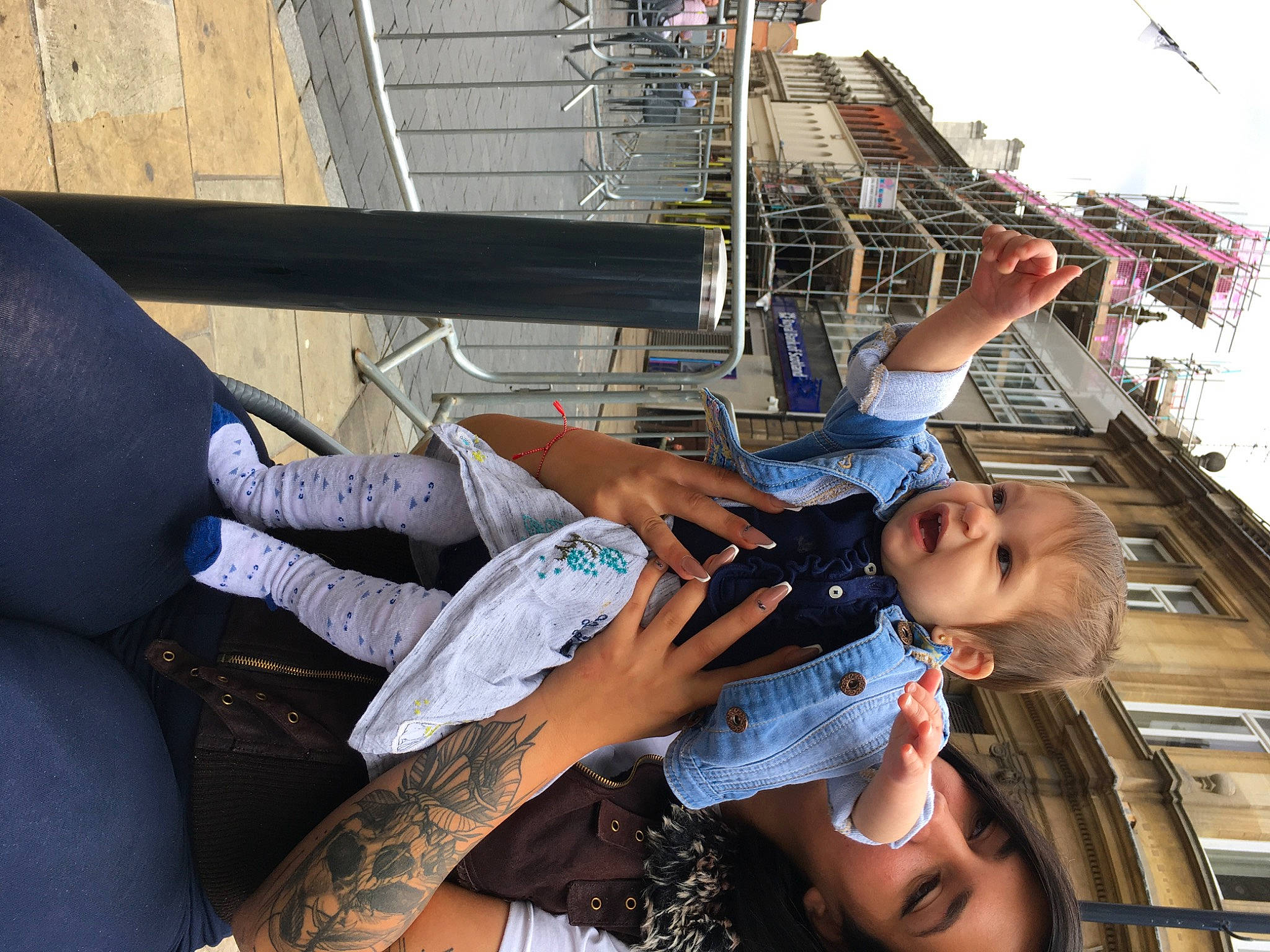 Pandora is registered to the contest to win money with this photo: leg, person, smile