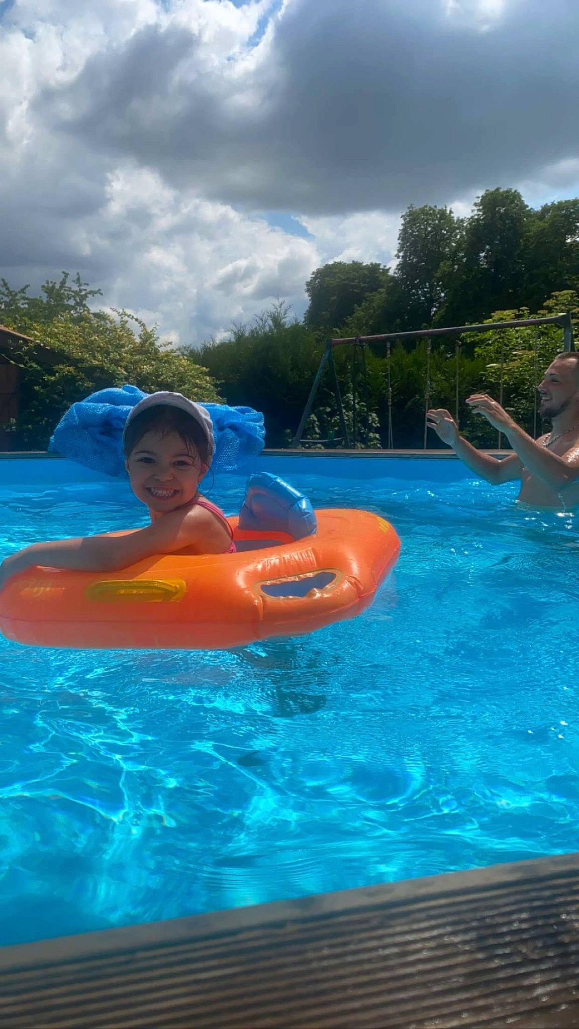 Lorena participe au concours pour gagner de l'argent avec cette photo : amusement_park, aqua, baby_float, bathing, cloud, fun, games, inflatable, joy, leisure, leisure_centre, nonbuilding_structure, outdoor_recreation, person, personal_protective_equipment, recreation, sky, swimming_pool, toddler, tree