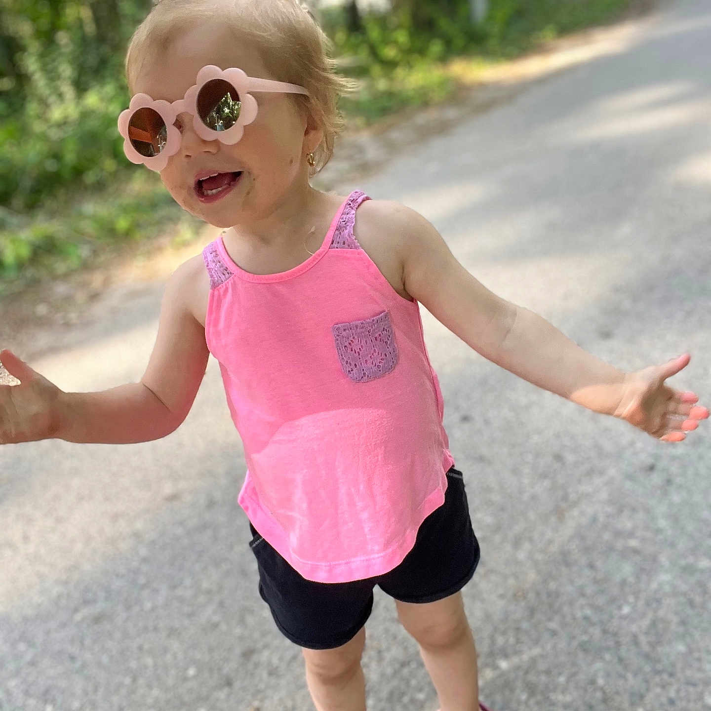 Shelby a rejoint le concours — aidez-le/la à gagner de superbes lots ! accessories, child, city, clothing, face, female, girl, glasses, head, path, person, photography, portrait, road, shorts, street, summer, sunglasses, urban, walking