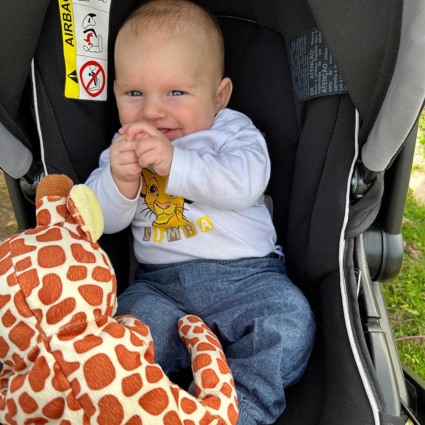 Andréa a rejoint le concours — aidez-le/la à gagner de superbes lots ! animal, baby, car, clothing, coat, face, happy, head, jacket, jeans, newborn, pants, person, photography, portrait, stroller, t_shirt, transportation, vehicle, zebra